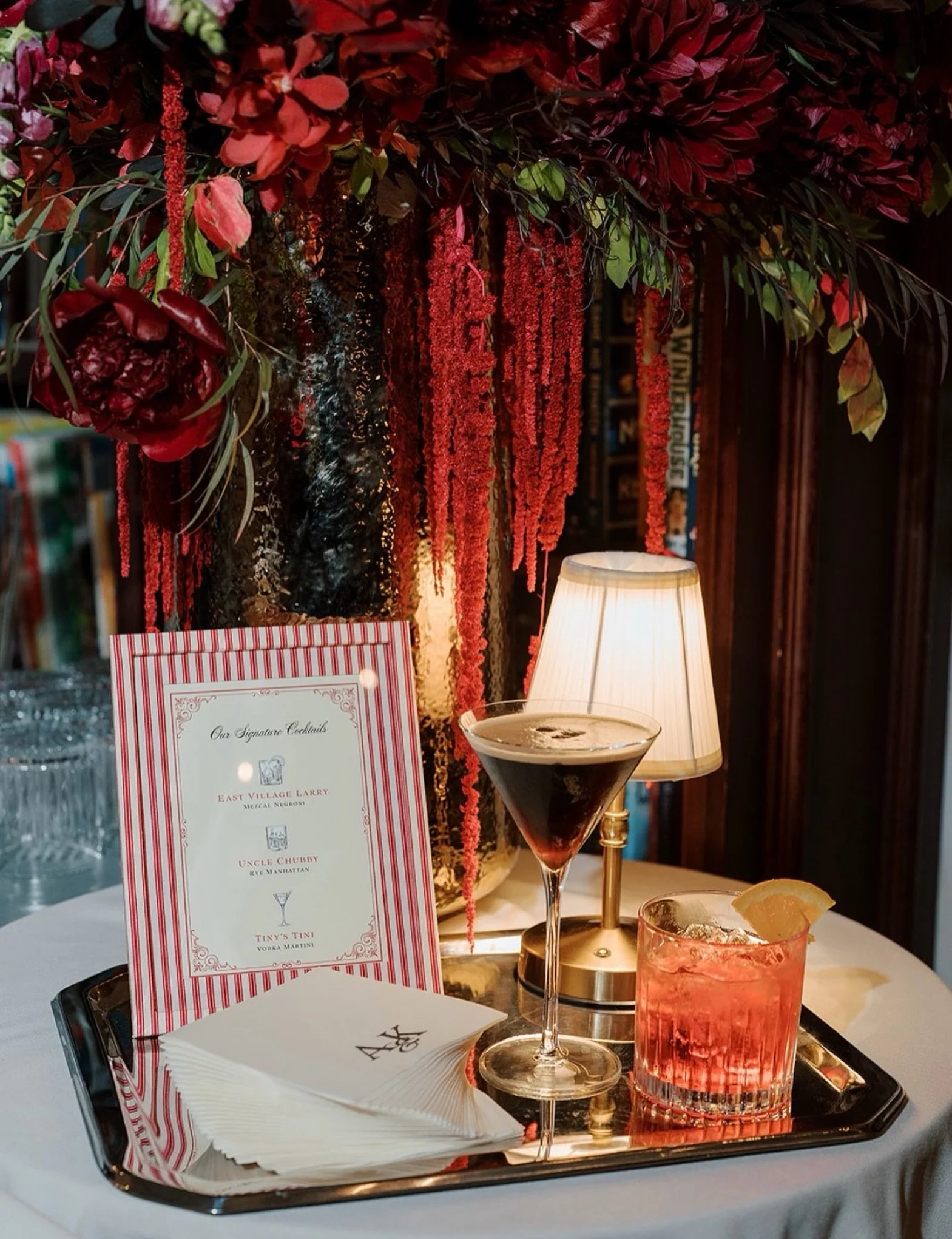 Heading into fall, bringing back this amazing October wedding cooked up by @_ashtinevans&rsquo; brain with touches of deep reds and a quintessential NYC venue. Cheers! 🍸

#nycwedding #nycweddings #newyorkcityweddings #newyorkcitywedding #housingwork