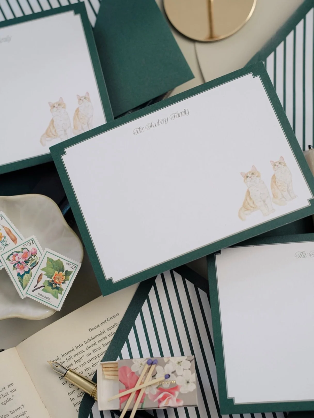 A housewarming gift for @maggiexawbrey featuring her two sweet cats 🐈 🐈  The green color palette was reflective of some of the design details she incorporated into her home (with her interior designer eye!)

📷: @aliciaann_daw 

#personalizedstatio
