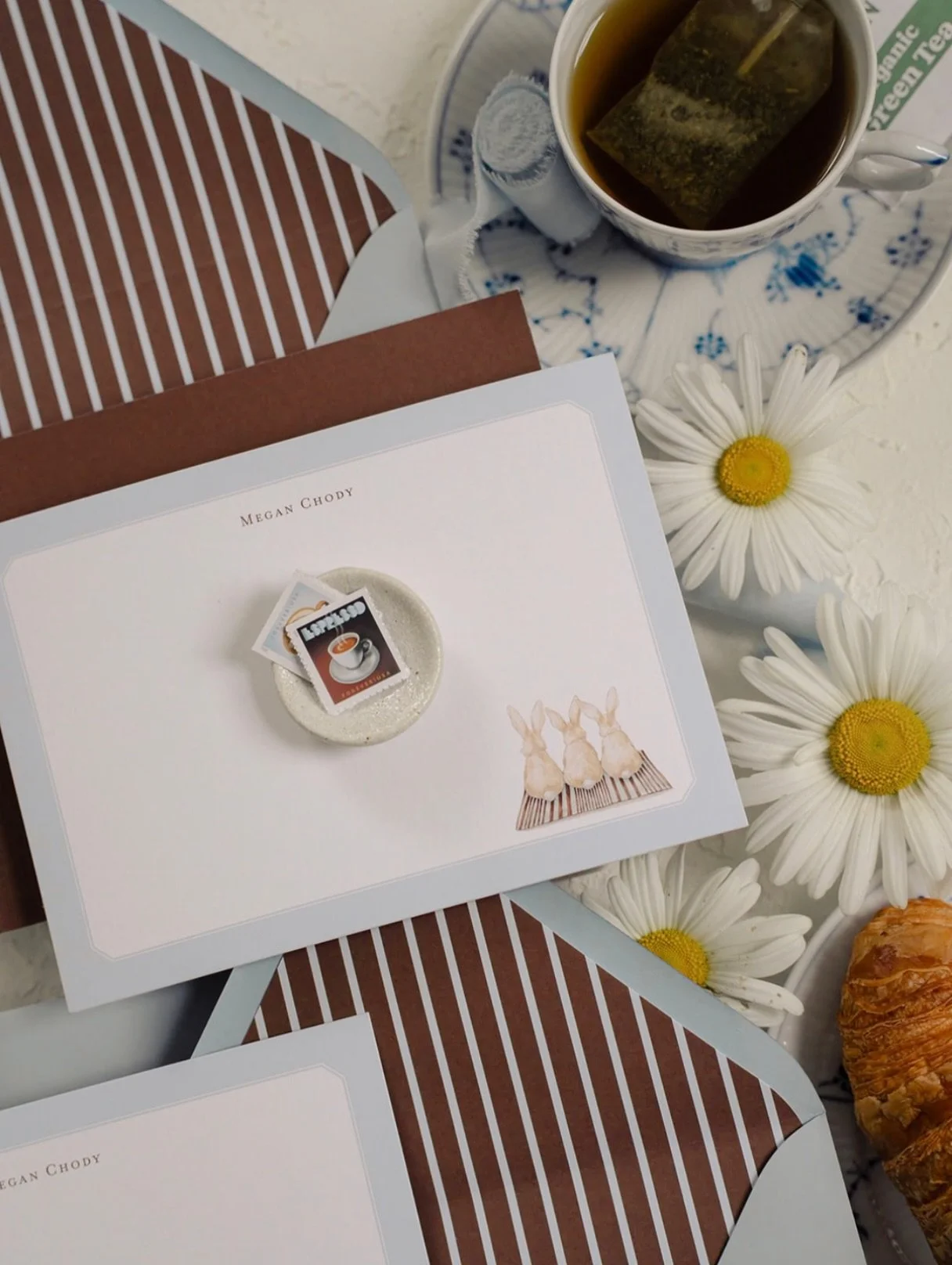 A moment for moms 🩵 this Mother&rsquo;s Day set for @motherchody featured three bunnies for her three daughters - @hannahchody, Elle, and @brettsbites! Unsurprisingly, her daughters&rsquo; request for a chocolate brown and blue set was both on trend