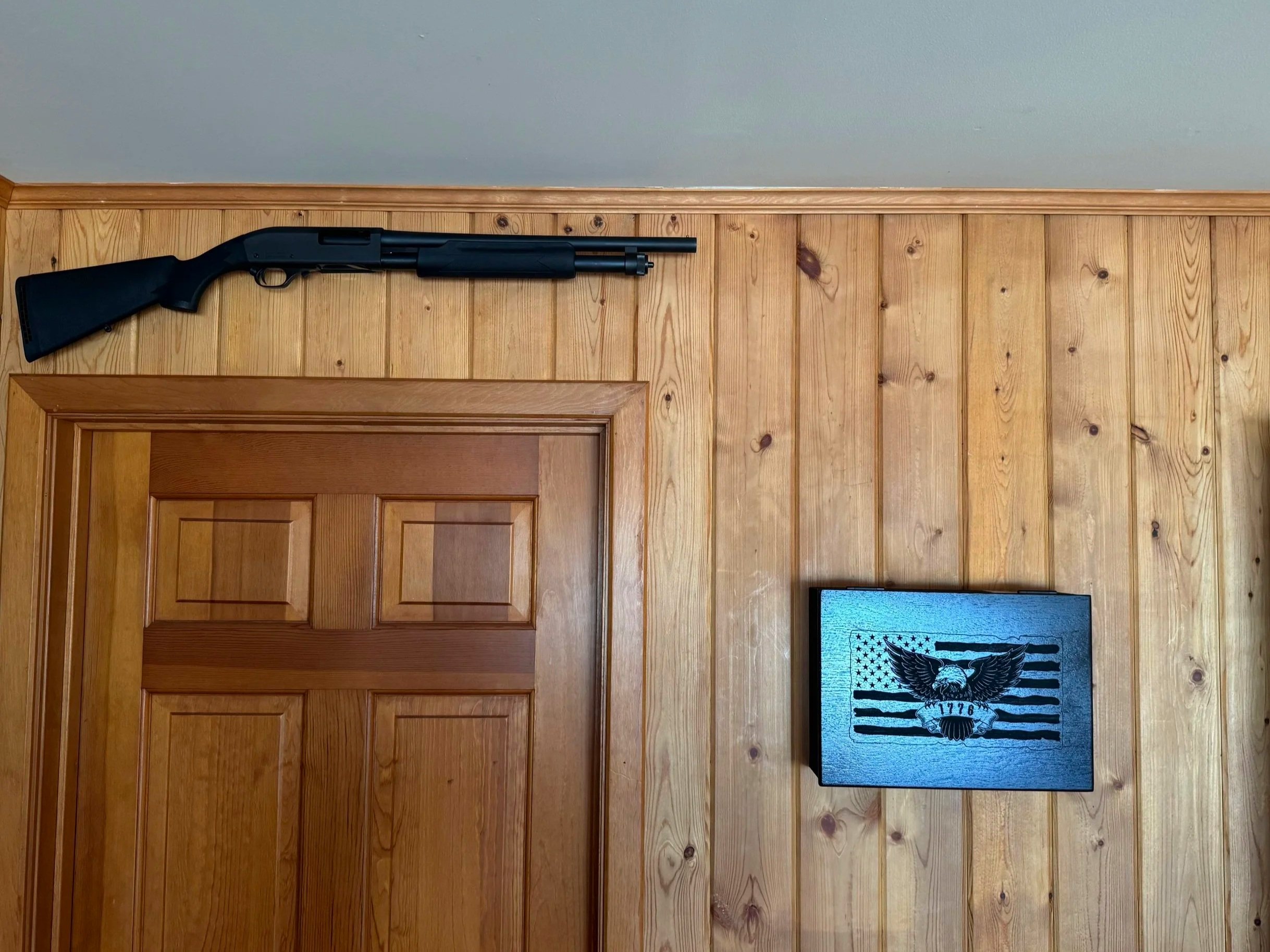 Wall+Safe+%26+Gun+%28closed%2C+landscape%29+1.jpg