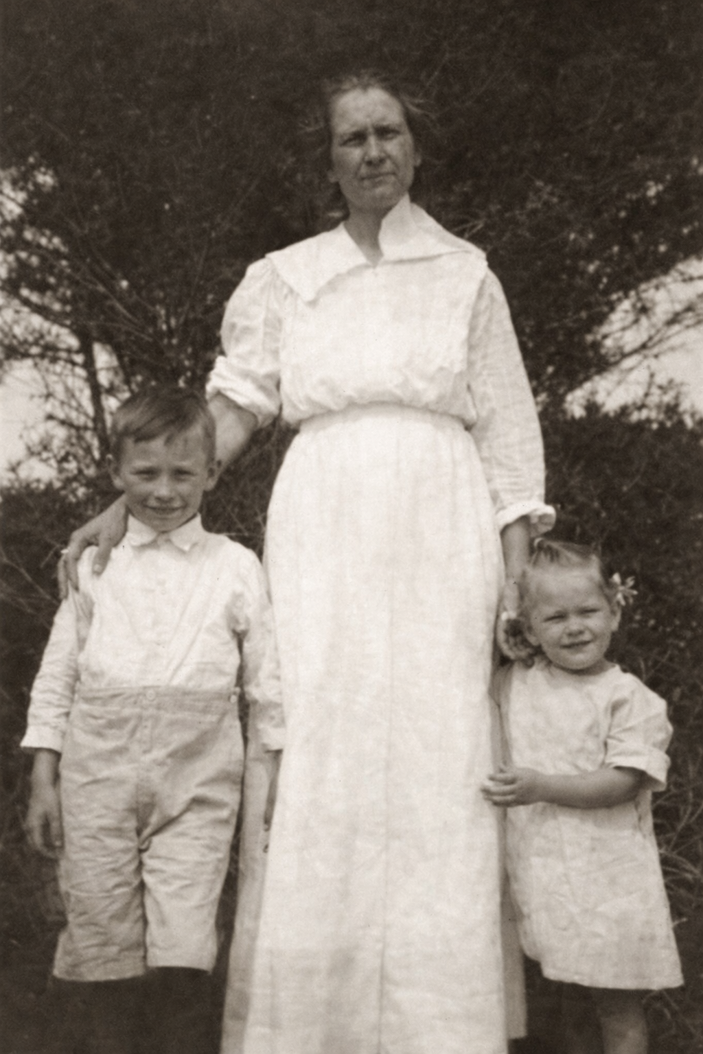2001.02.047 Woman and children Smith Island.png