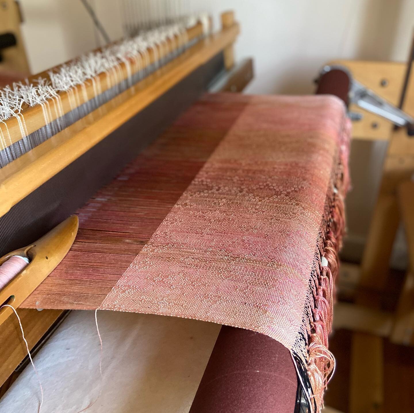 Berliner ✨ a 45m handdyed bombyx silk warp with custom pieces shipping to Finland, Germany, Denmark.