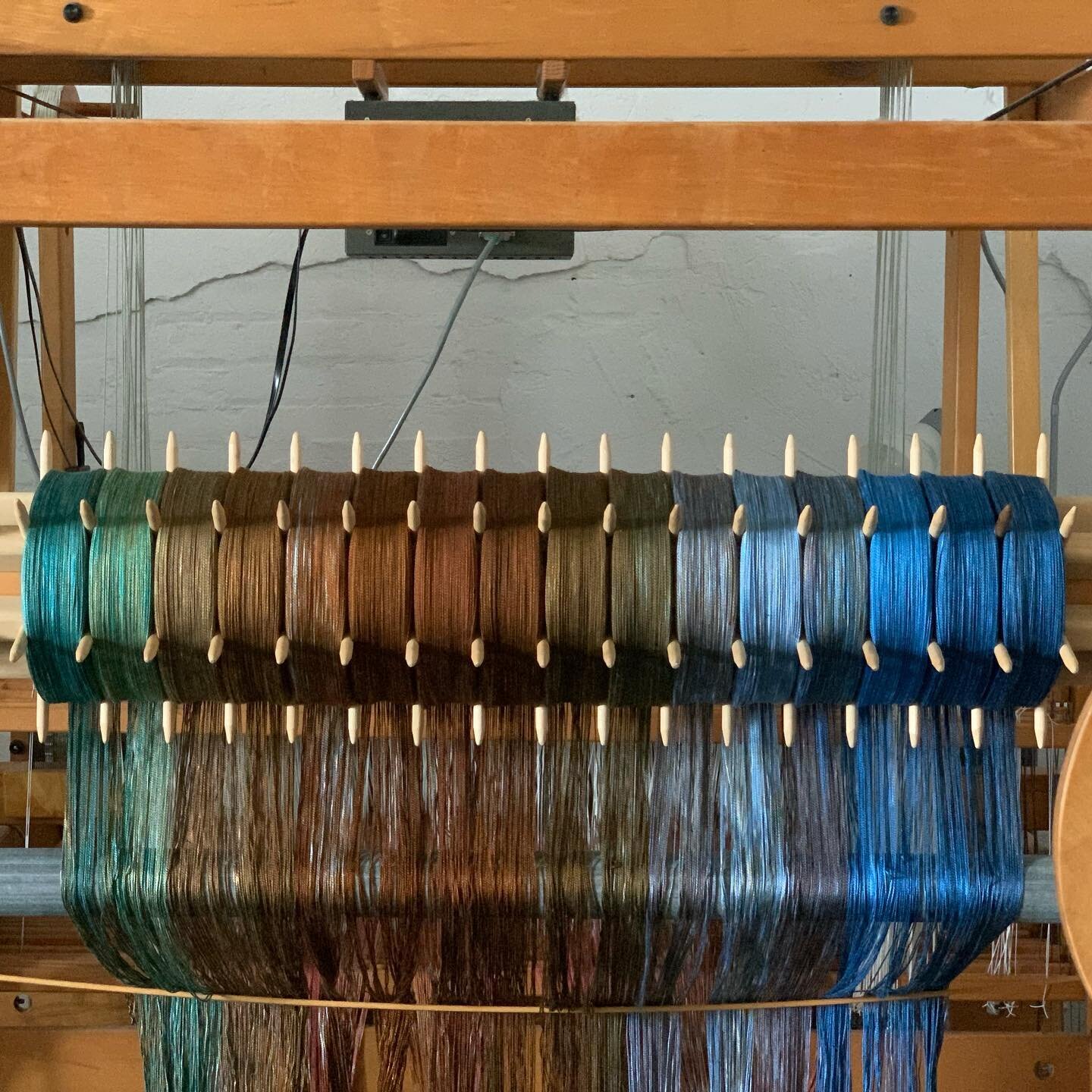 New 20m handdyed silk warp on the compudobby II today 💃