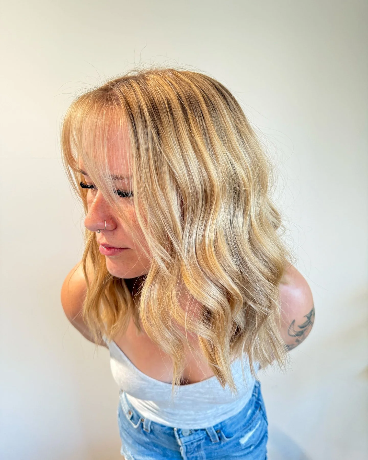 Bright, effortless &amp; ready for spring. 🌼

A beautiful partial highlight done by @hairbytessa.k! Here at Beehive, every client who sits in our chair leaves feeling like the best version of themselves. 🤩

Ready for your next hair transformation? 