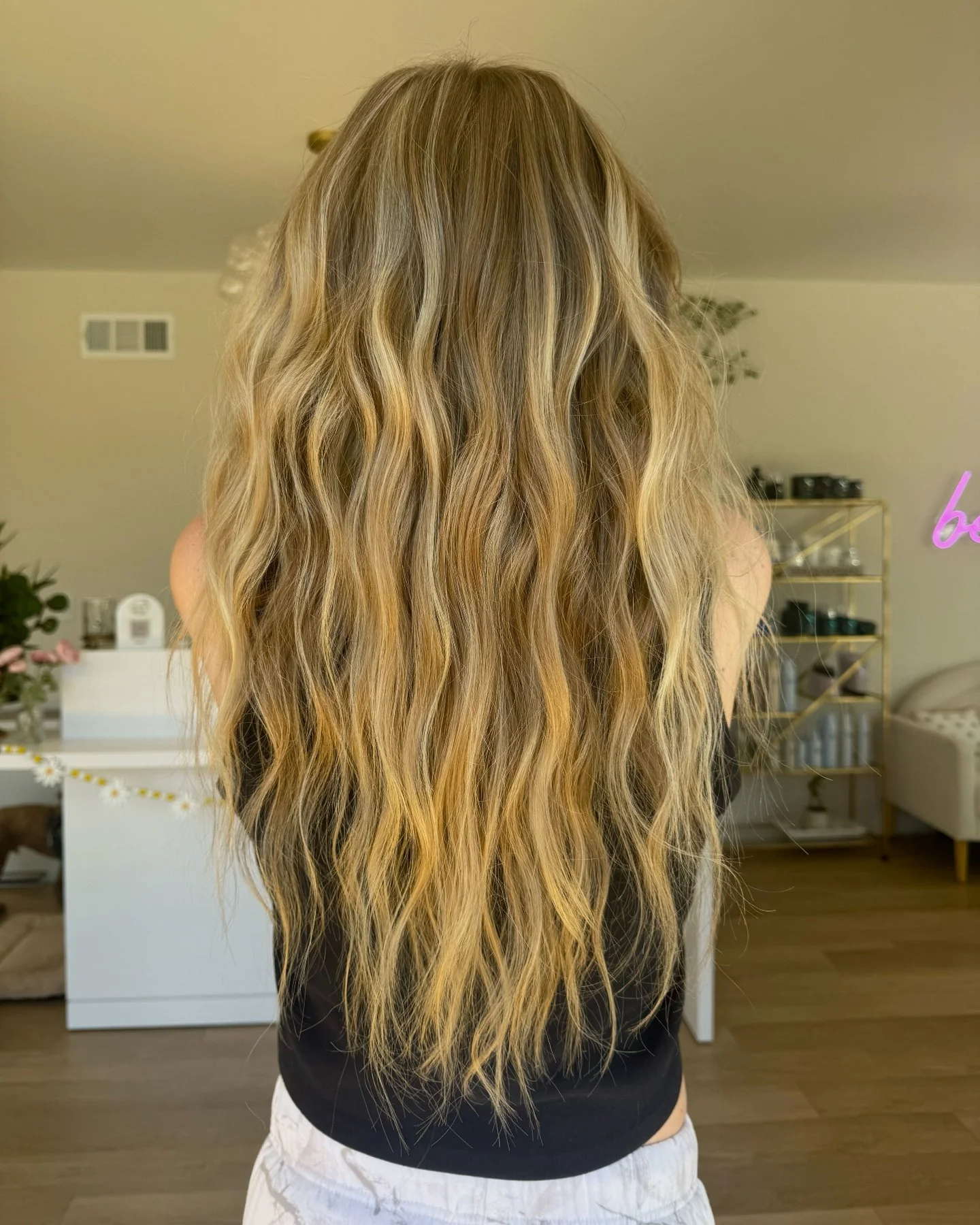 The kind of results that speak for themselves 😍

This is what happens when you trust the process at the Beehive Salon. We make sure every single client walks out completely obsessed. Swipe to see the before! 💛

Beautiful work done by @_hairrbyalii!