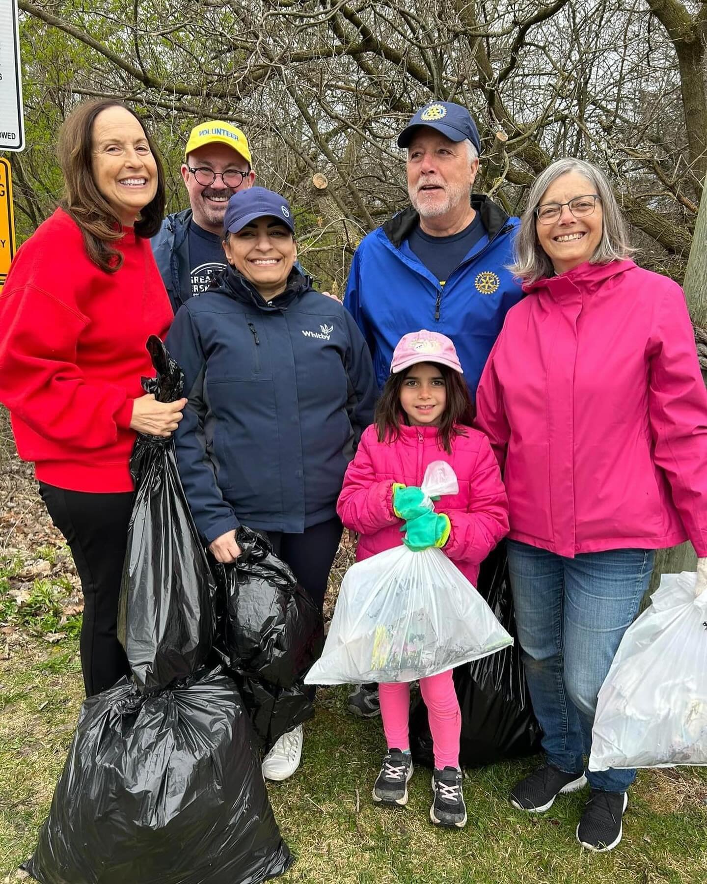 This morning at the @rotarywhitby Great Lakes Watershed Cleanup Event. Had so much fun cleaning and chatting with so many of you. I think there was just a bit more chatting for me 😃 #watershedcleanup #whitby #whitbyontario