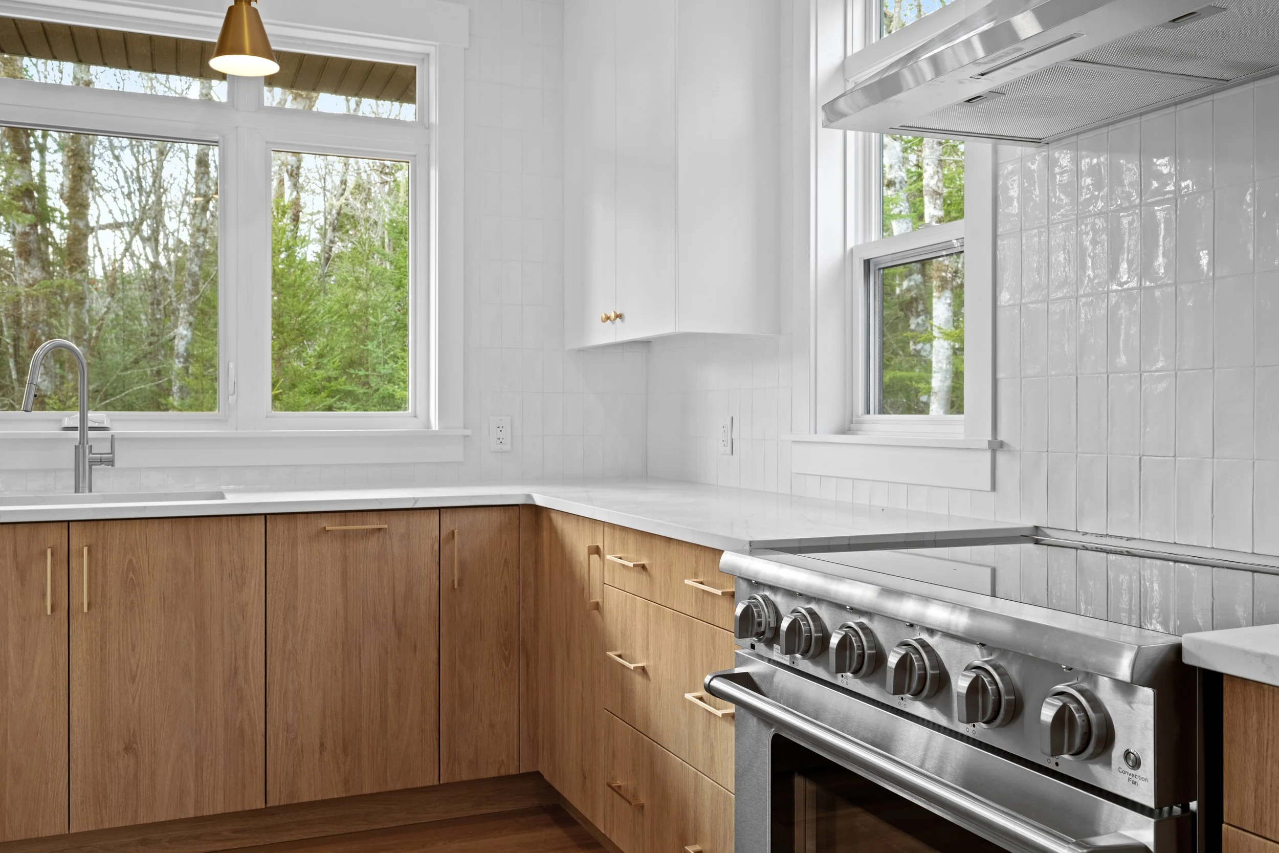 Plenty of windows in the kitchen 