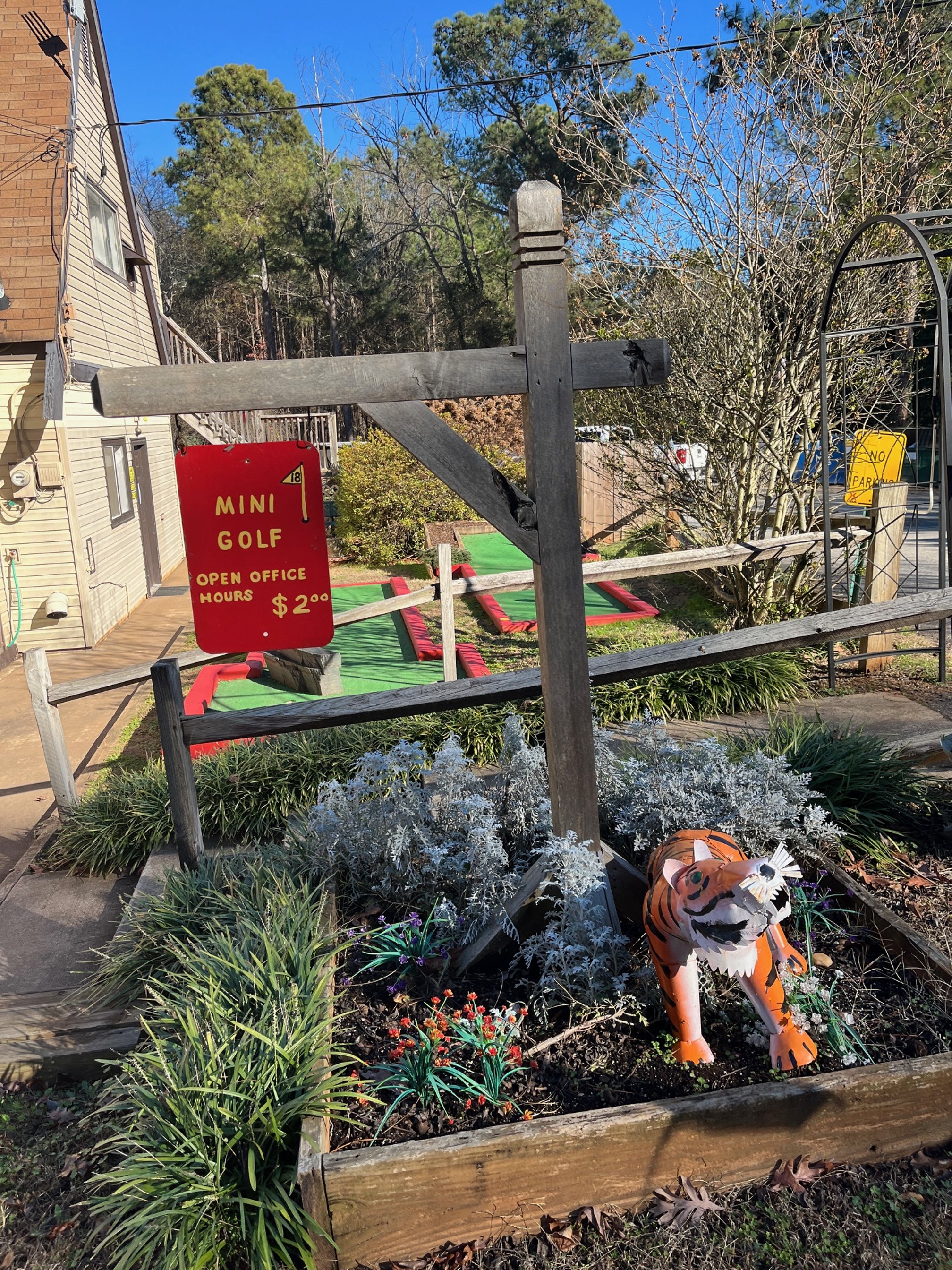 Anderson-KOA-review-putt-putt-sign.jpeg