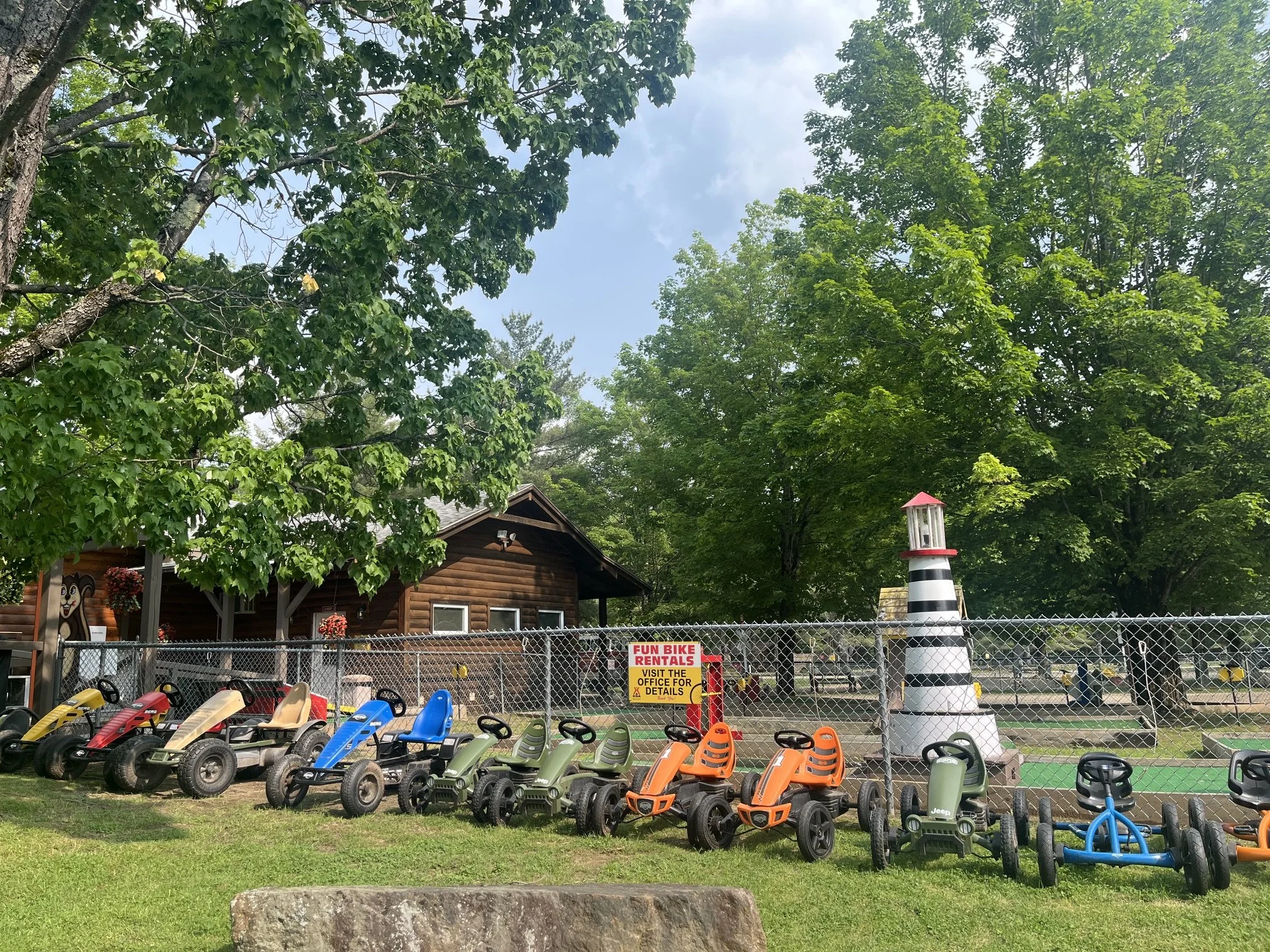 lincoln-woodstock-KOA-review-mini-golf.jpeg