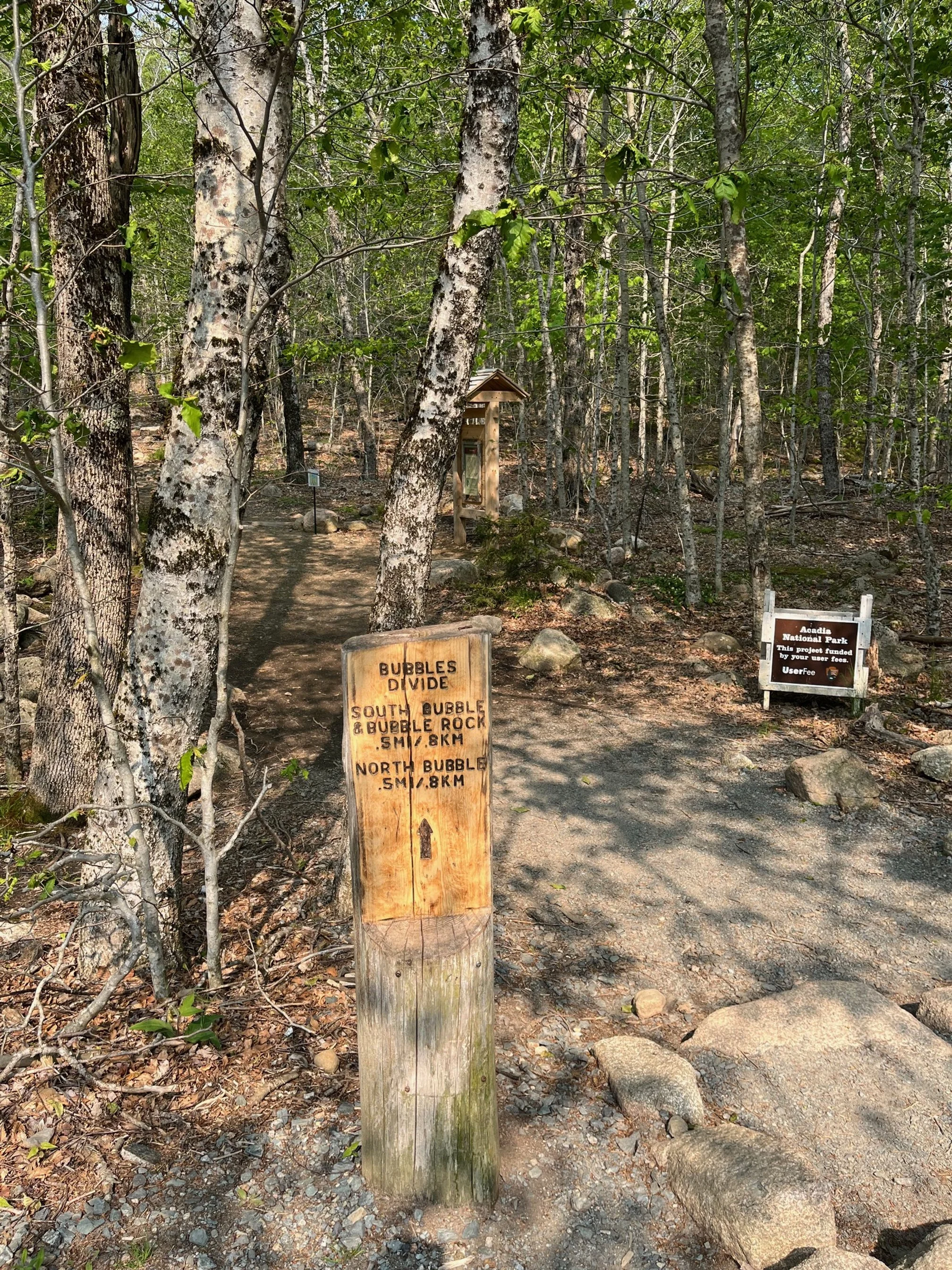 Bubbles Divide trailhead marker near parking lot