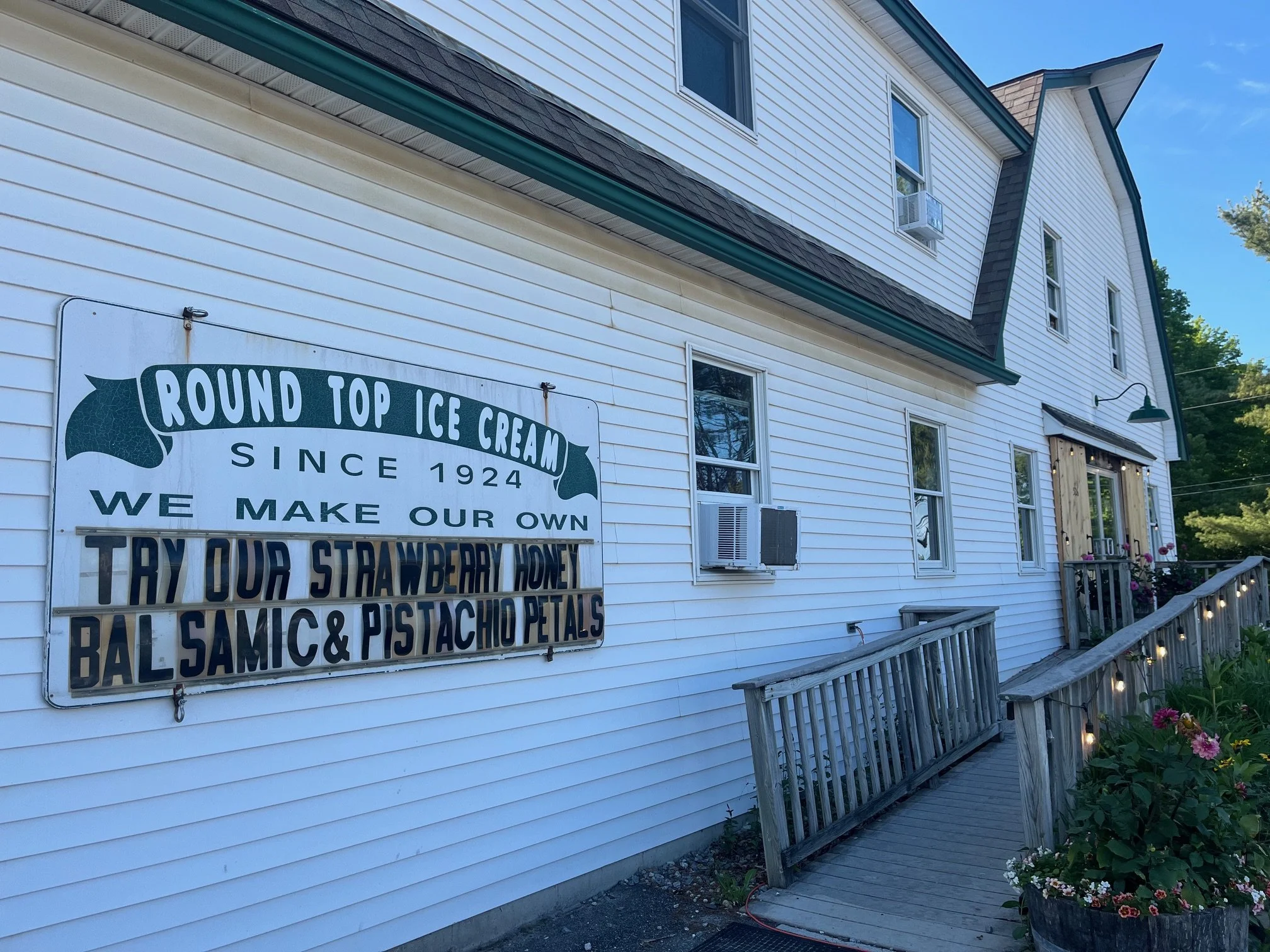 Exterior of the Round Top ice cream building