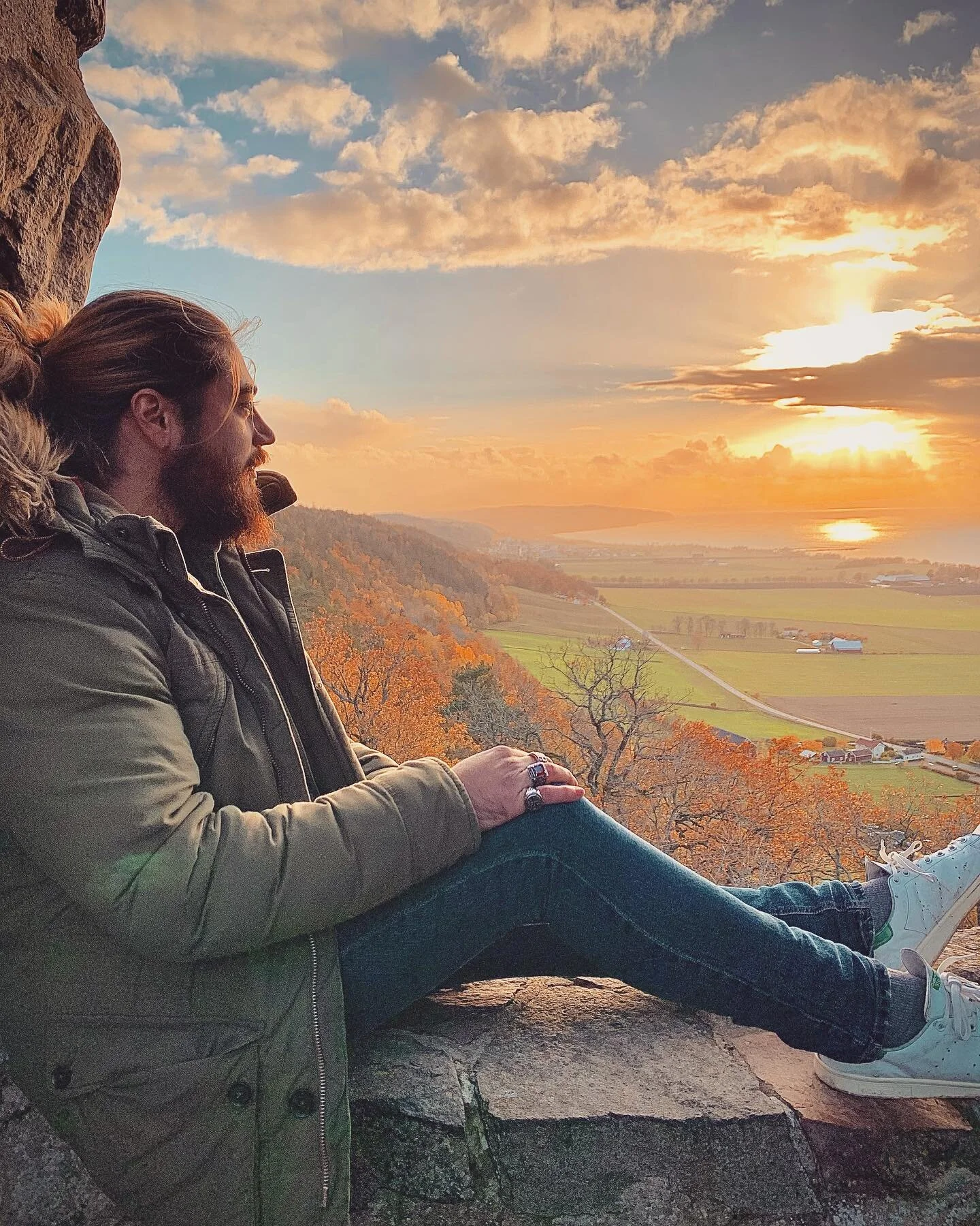 Sweden has been treating me so well..
Every place I discover surprises me even more!
#sweden #swedenimages #autumn #autumnvibes🍁 #musician #musiciansofinstagram #roadtrip #nature #castle  #sunset #sunsetphotography #lake #sweden🇸🇪