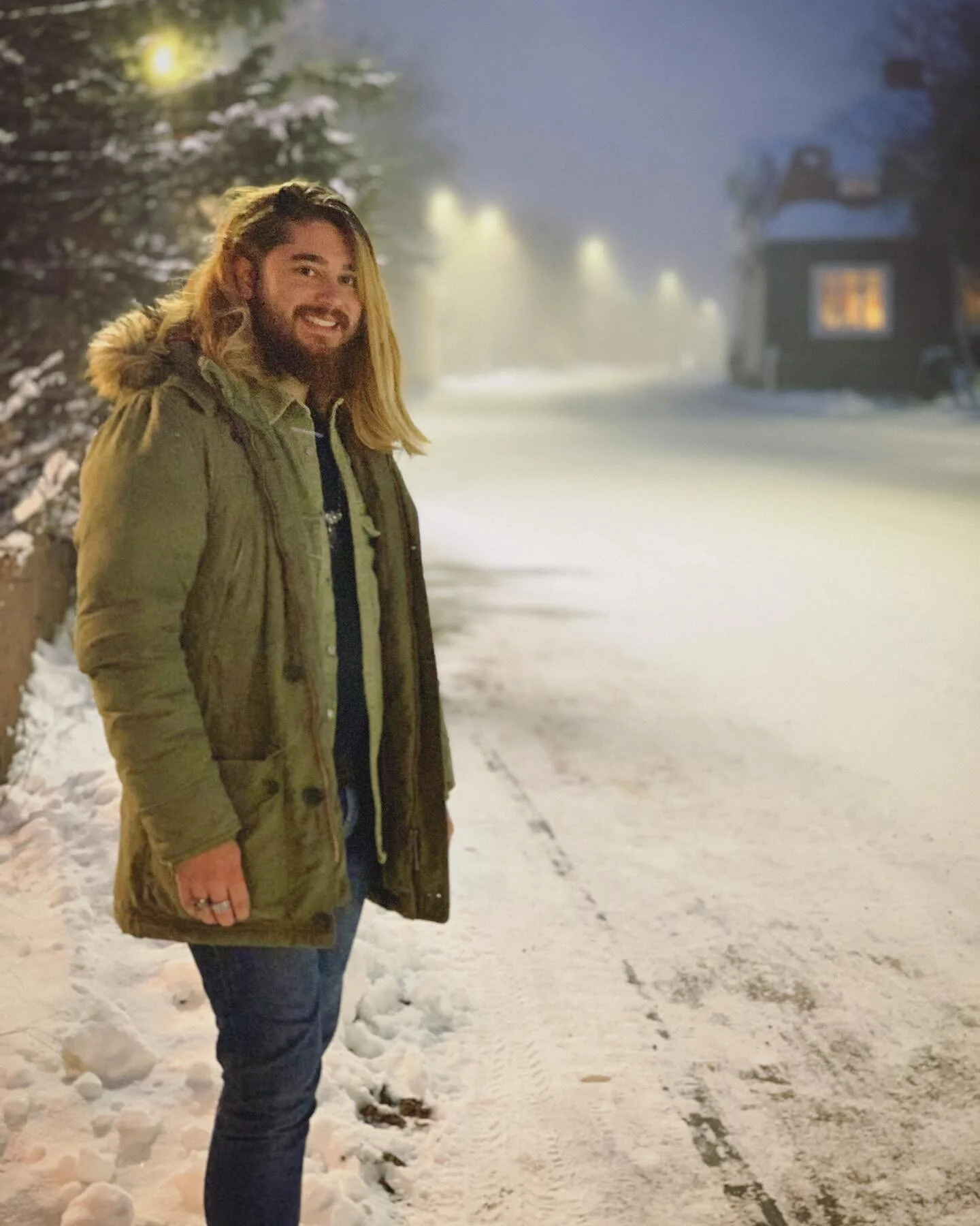 I&rsquo;m having so much fun here in Kiruna, Sweden 🇸🇪
Such a lovely place.. ❤️ 
The photo looks like a Christmas card, so here it goes - Merry Christmas tou you all! 🎄 🎄 
#sweden #sweden🇸🇪 #winter #winteriscoming #kiruna #kirunalapland #musici