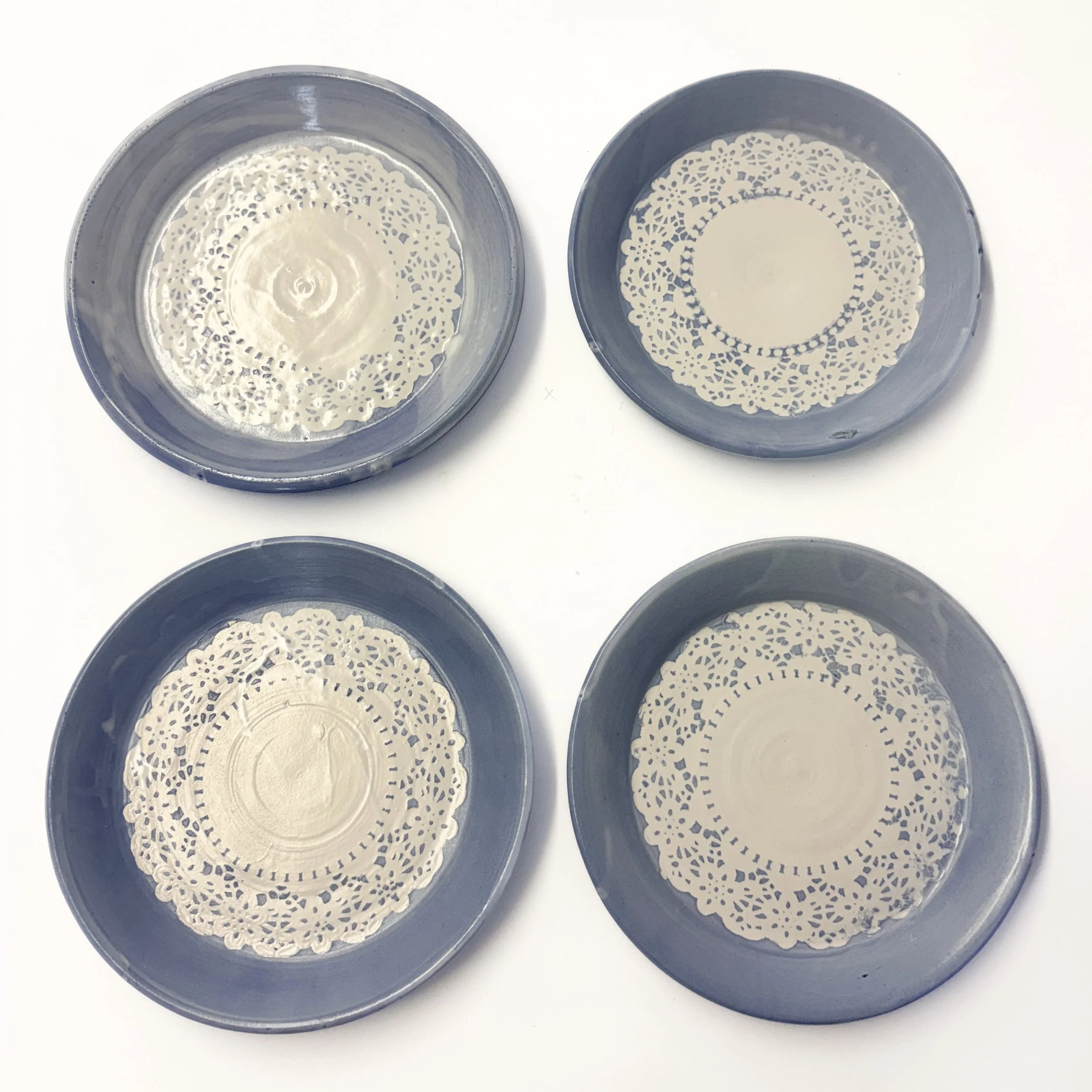SUPERSECONDS SET OF 4 PLATES BLUE WITH WHITE PATTERN