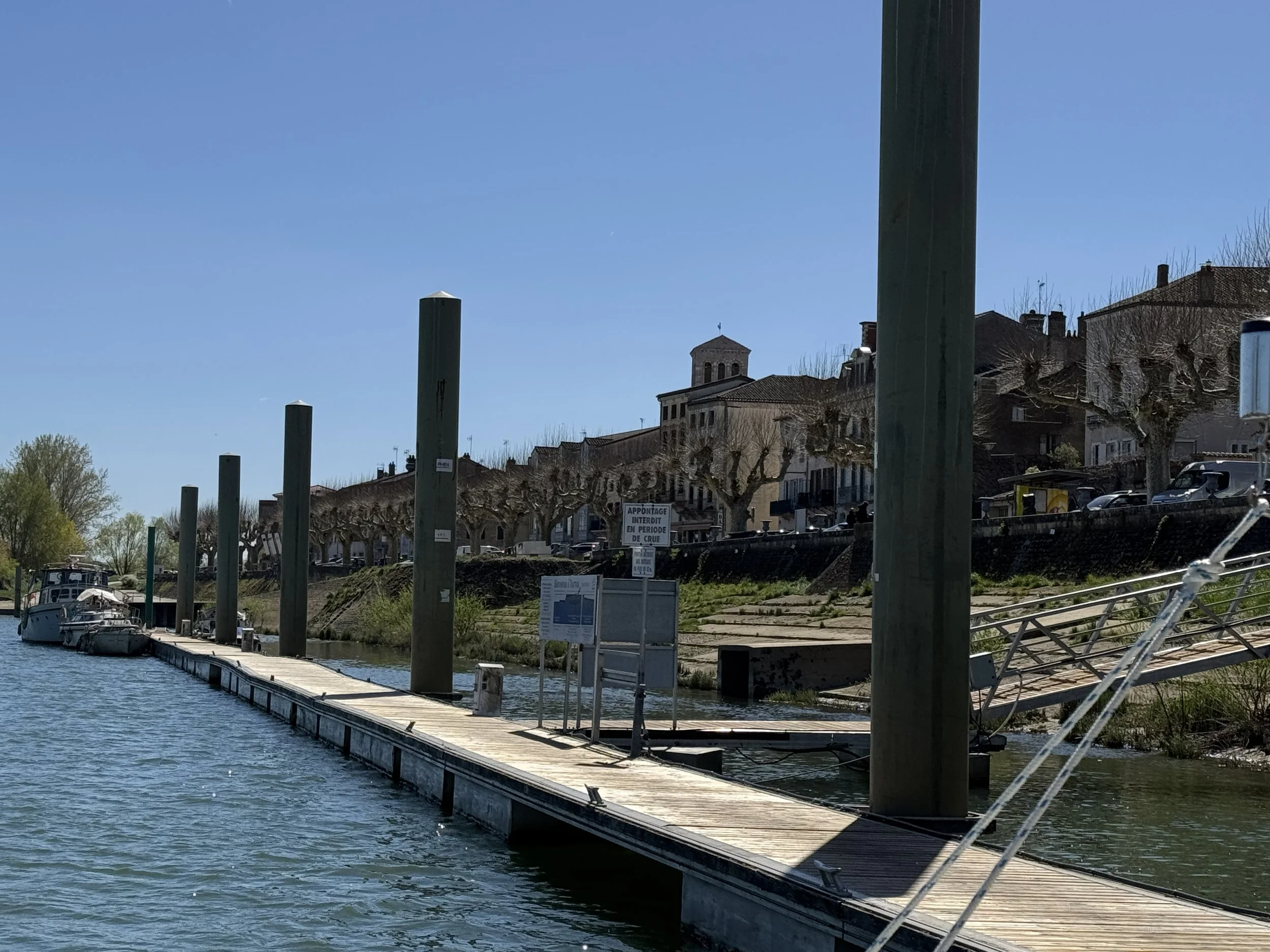   Another free halte with both power and water. 10€/night starting in May.  