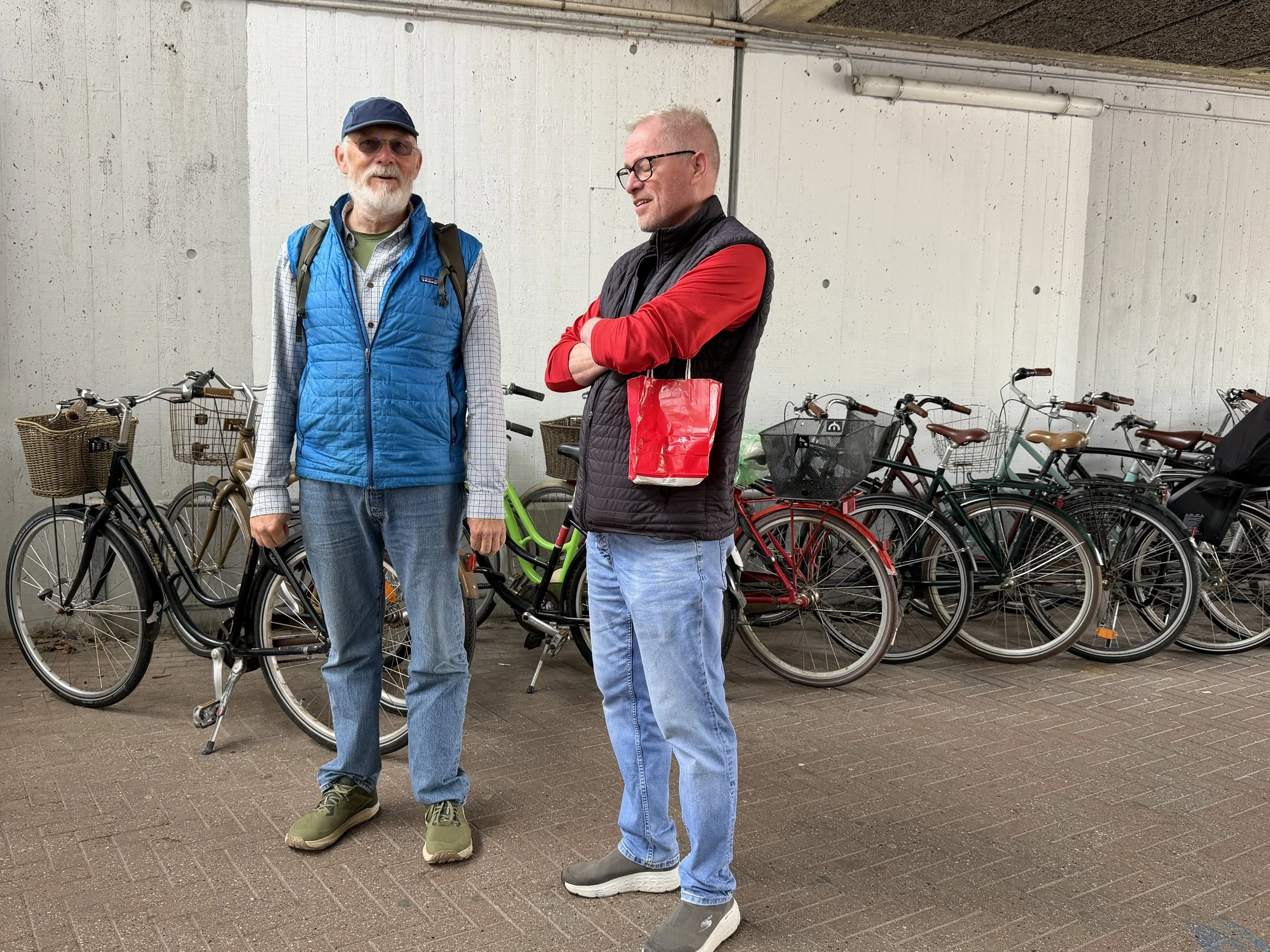   Tom and Bent discussing electric cars.  