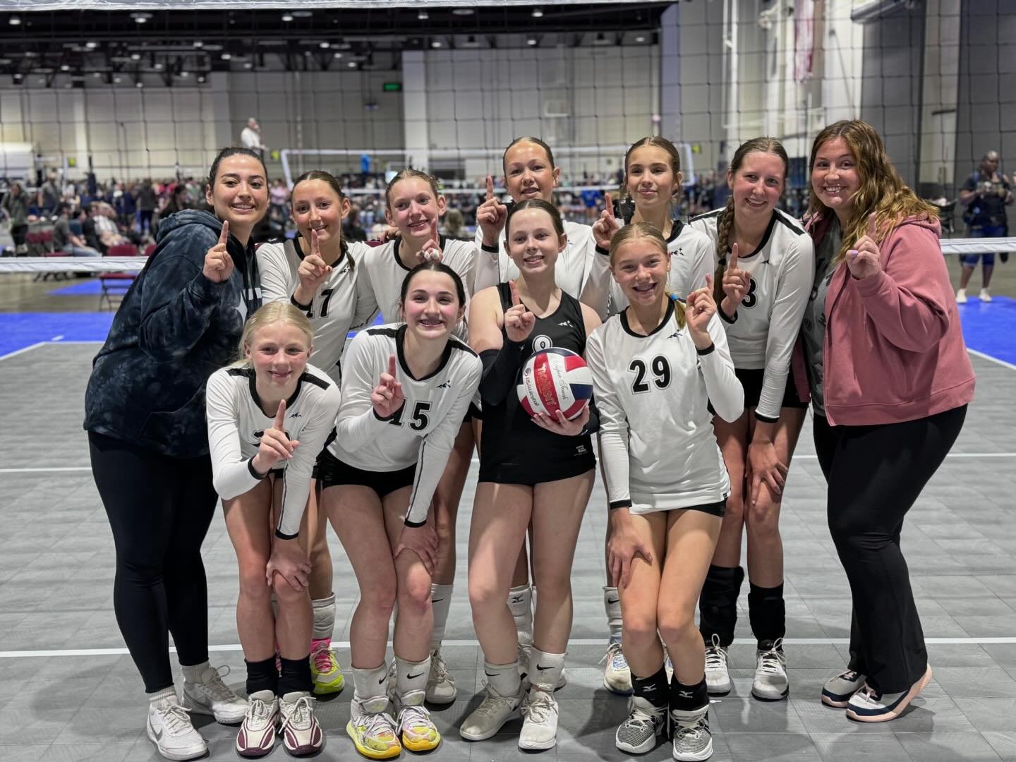 Great trip to Reno! They had a rough first day, but ended the tournament finished very strong and placed first in their bracket! We took the girls to Lake Tahoe Saturday and they were in heaven! 
.
.
.
.
.
.
.
#platinumvolleyball #platinumvolleyballc