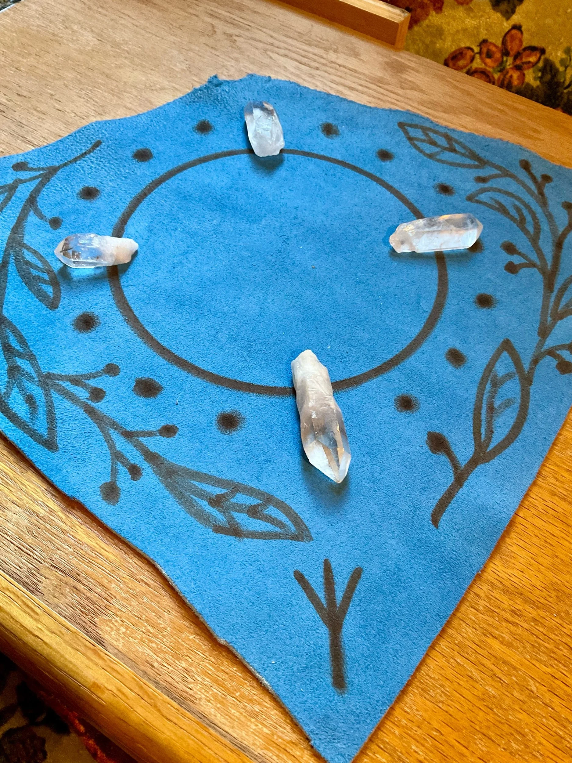 Open sun with sprig, suede mat