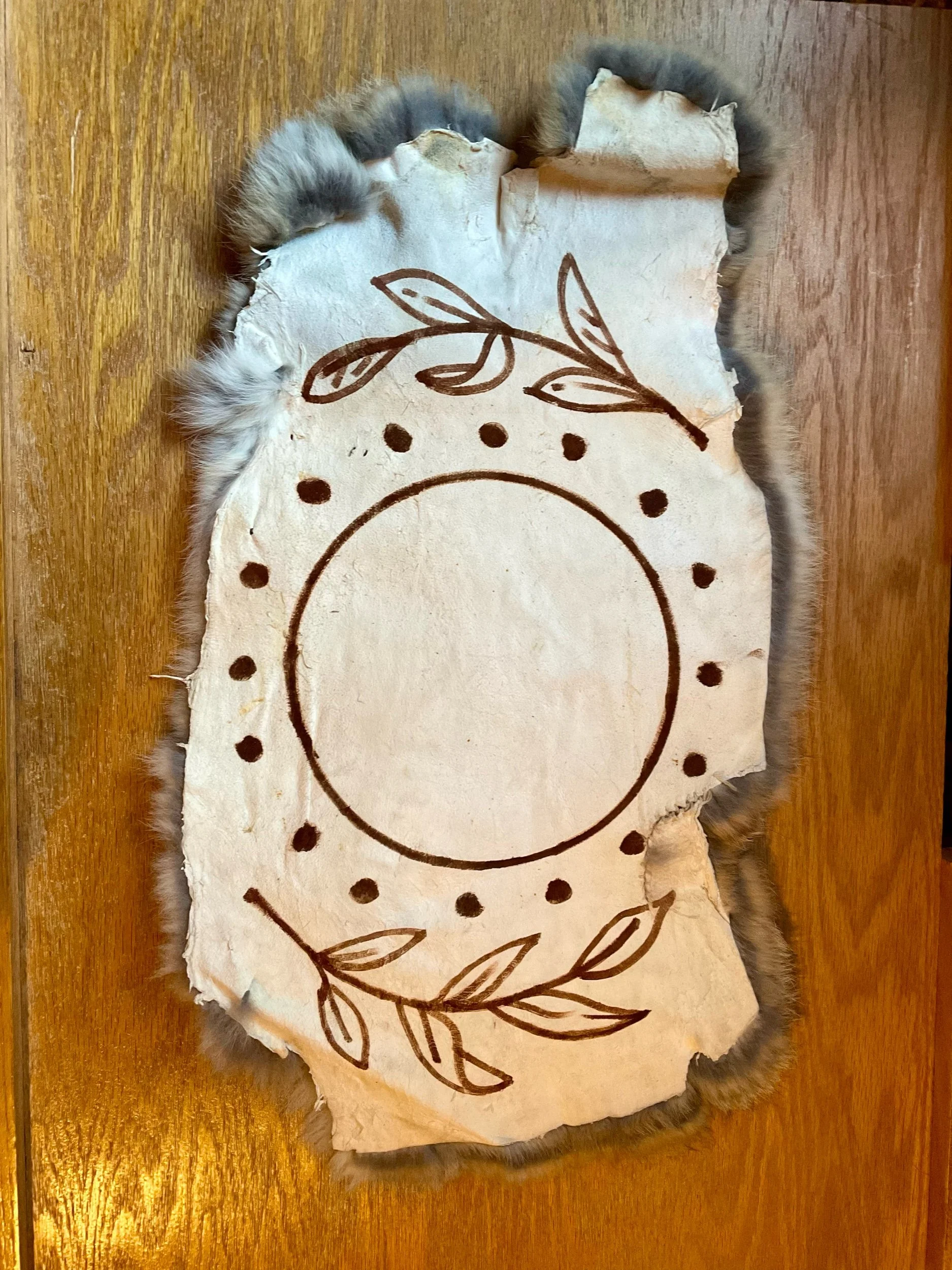 Open sun with sprigs, pelt