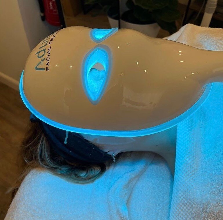 💎Blue light for Acne💎
Treatment time: 20 mins/$30
💎Specifically targets acne bacteria
💎Reduces large oil glands and sebaceous hyperplasia