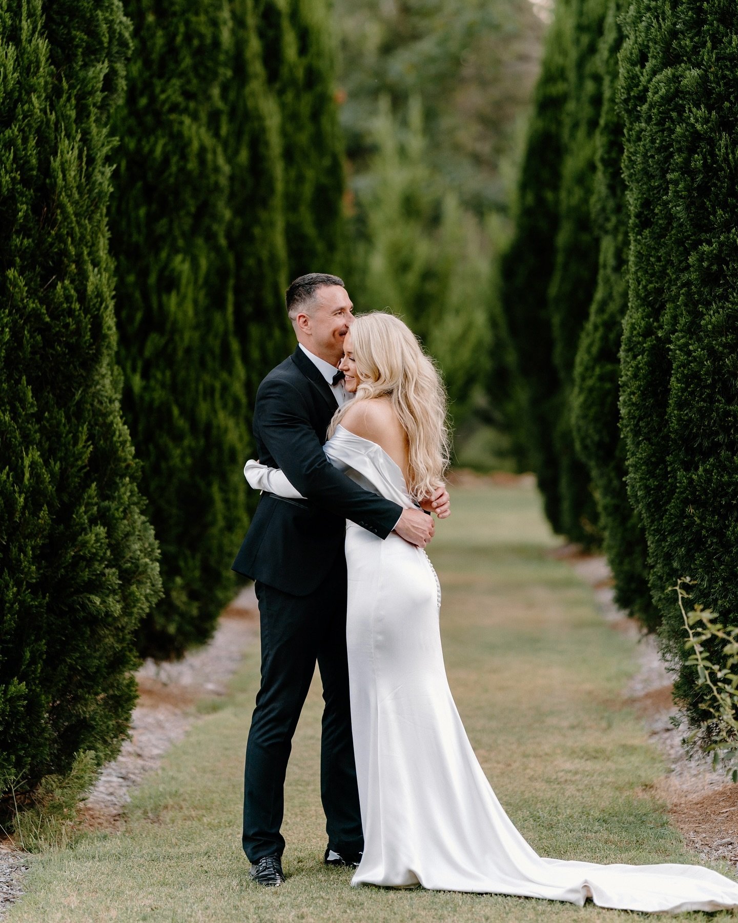 The gorgeous Madeline &amp; Lachlan as seen in Vogue 🤍⁣
⁣
Photography @for_modernromantics⁣
Venue @redleafwollombi ⁣
Madeline Dressed By @corston_couture ⁣
Hair + Makeup @chicartistry @kaylah.makeup ⁣
Styling + Florals @jademcintoshflowers ⁣
Wedding