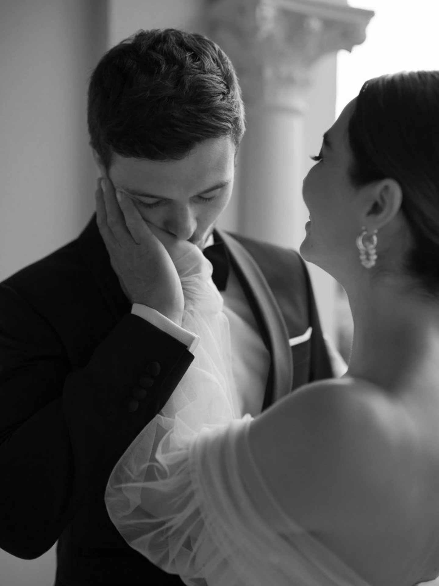 For those drawn to quiet luxury and effortless connection, Modern Romantics transforms fleeting moments into enduring art. Our approach blends documentary honesty with refined editorial style, creating imagery that feels as meaningful as it is beauti