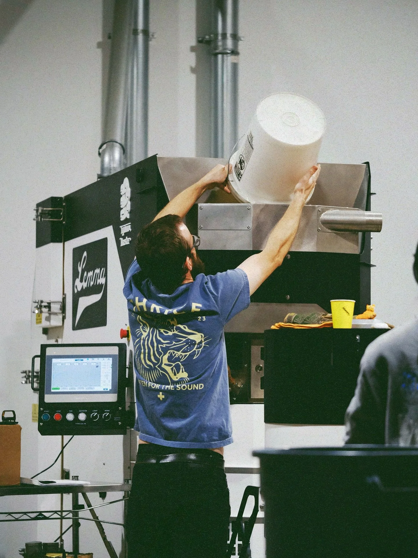 Detail shots from the roastery from this week 👌 This crew doesn&rsquo;t miss.
