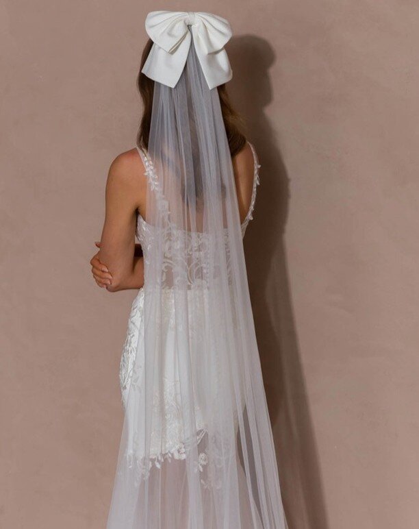 when in doubt, put a bow on 
new sloane veil by @evieyoungbridal in store now

#blushingbride #weddinggown #veil #weddingdress #weddingplanning #sandiego #carlsbad #bridetobe #newlyengaged #weddinginspo #bridalguide #sandiegowedding #evieyoungbridal 