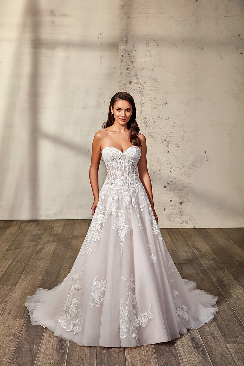 EK1732_Sarah_studio_full.jpg