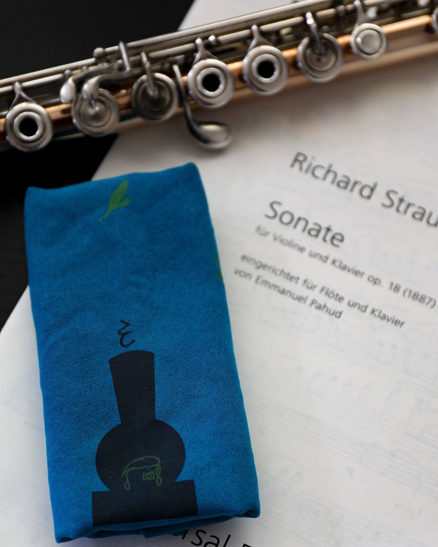 Happy #MondayMood

Swipe through to see a little behind the scenes of the printing and scalloping process of our double sided suede polishing cloth! Perfect for all instruments 🎺📯🎻🪈

Tap the link in our bio to get your White 🤍🍫 Valentine Bundle