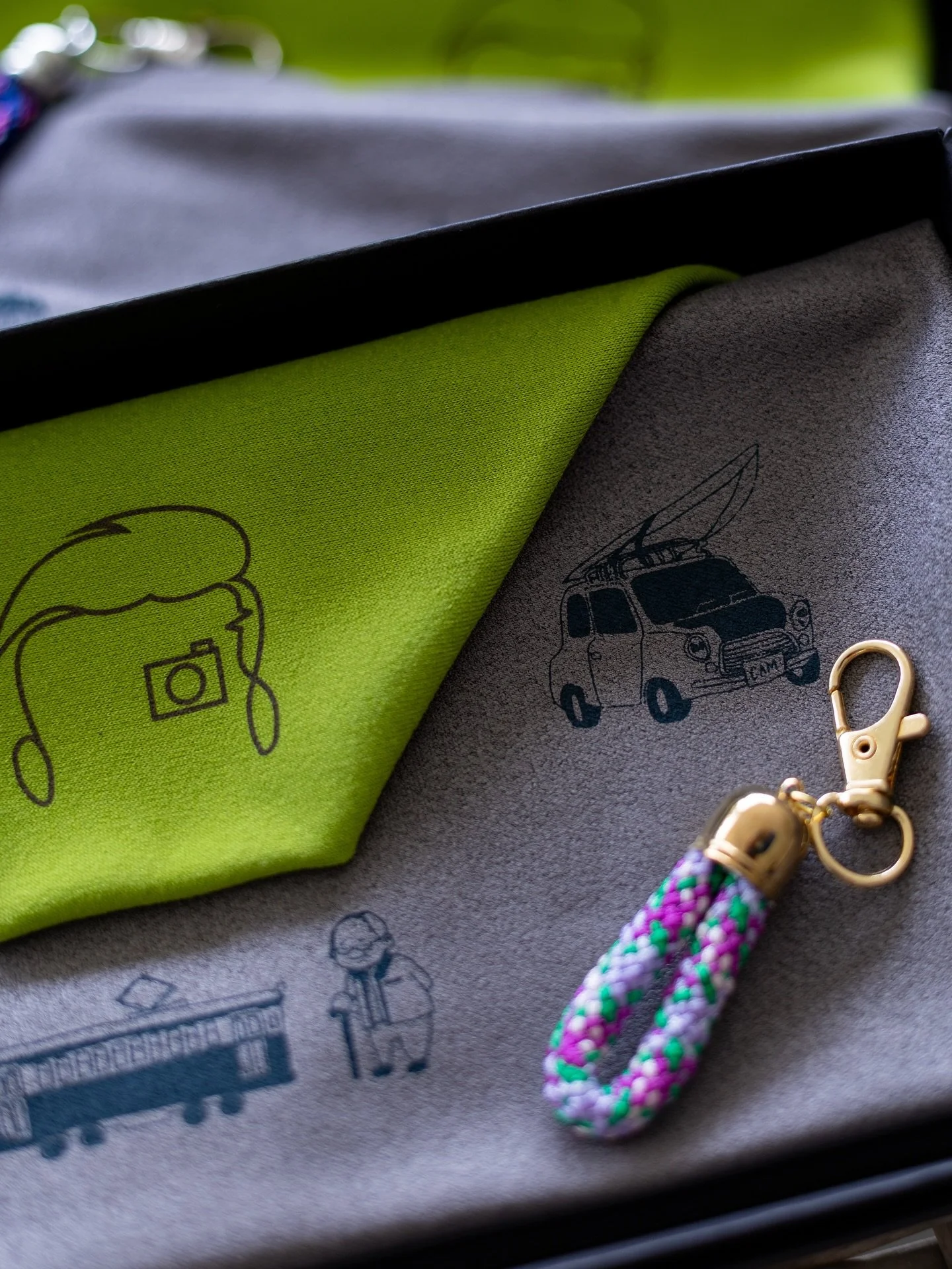 #FunFact #DidYouKnow 🇯🇵 Below

🇬🇧/🇺🇸: Our VOYAGE continues! Following our A Mei Tea House print inspired by Spirited 🏮 Away, we&rsquo;re bringing you the iconic Slam 🏀 Dunk crossing from Kamakura, Kanagawa Prefecture 🚃🌊🛤️

2 BUNDLES LEFT! 