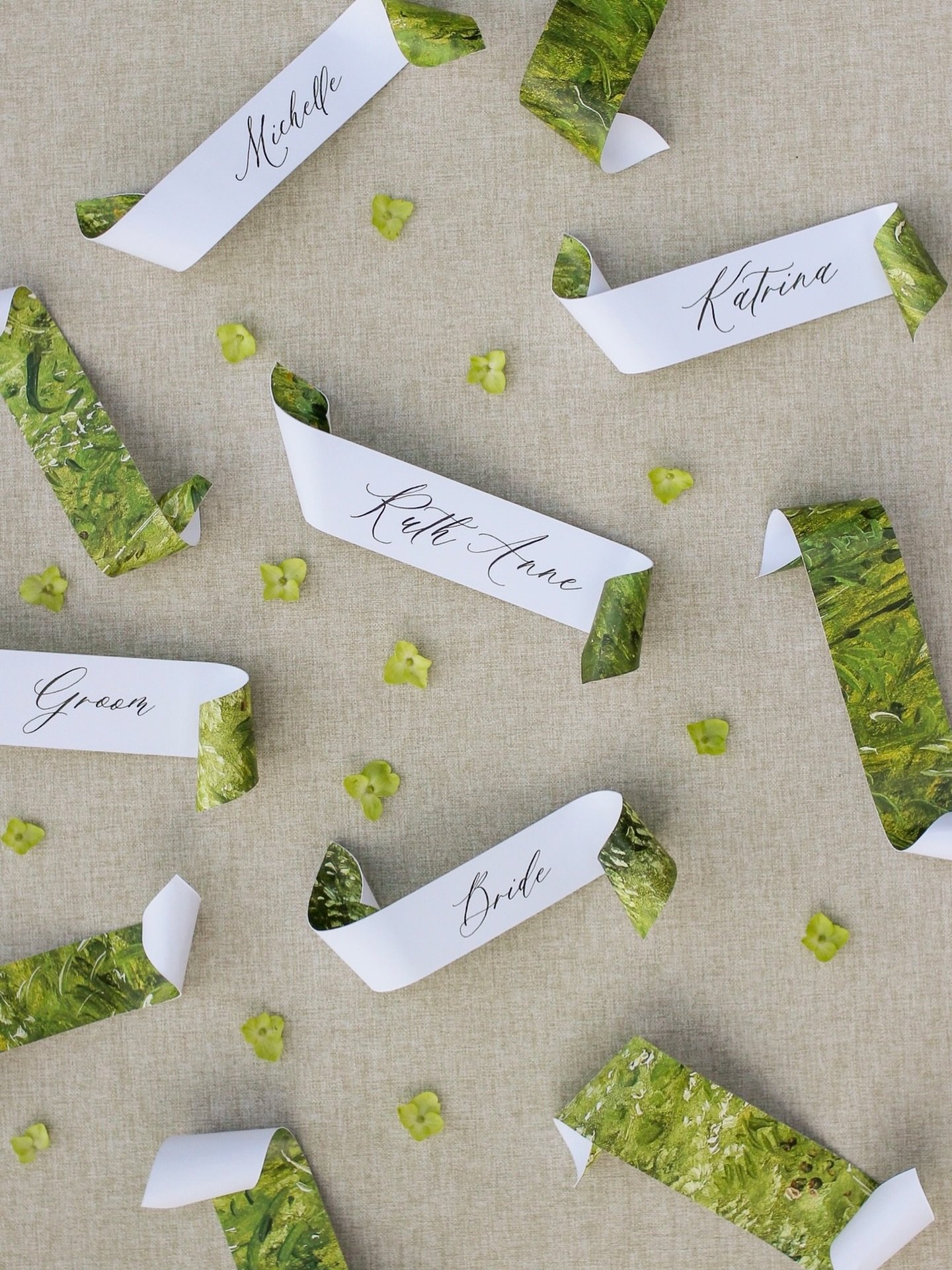 Trends come and go, but scroll name cards will always be a classic in my book 🤍 especially when there are so many ways to make them feel fresh! For this design, @evergreenweddingplanning and I were looking for ways to bring more green into the table