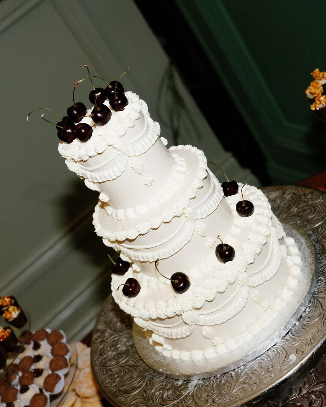 Let them eat cake ! How absolutly gorgeous this wedding cake by @sugarloafdublin #tinakilly #tinakillyweddings #irishweddingphotographer 🎂