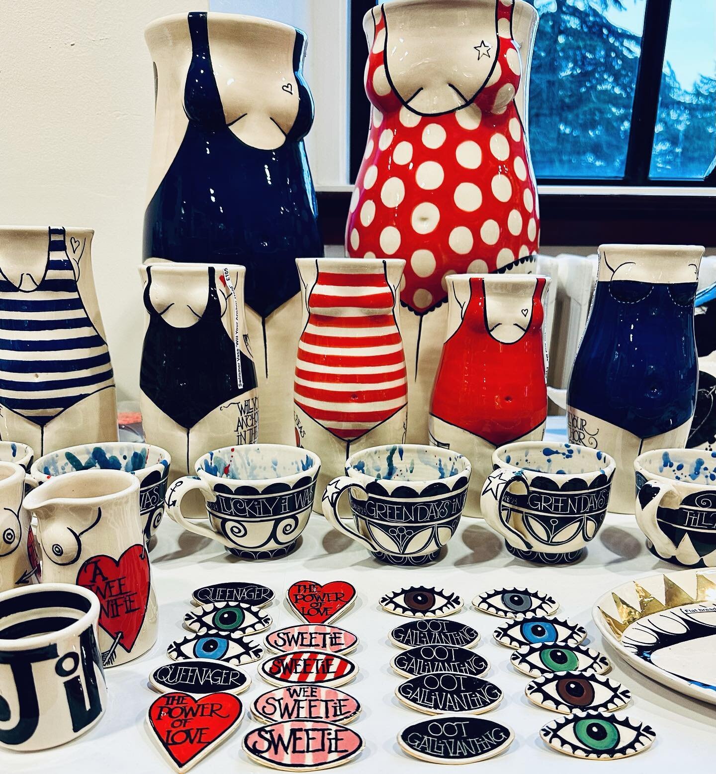 ⭐️Nearly set up
@kirkcaldy_galleries 
@kirkcaldyfoodbank 
#openingnight #shoplocal #supportlocal #kirkcaldypottery #handmade #handpainted #swimmers #jugs #mugs #brooches #&hearts;️