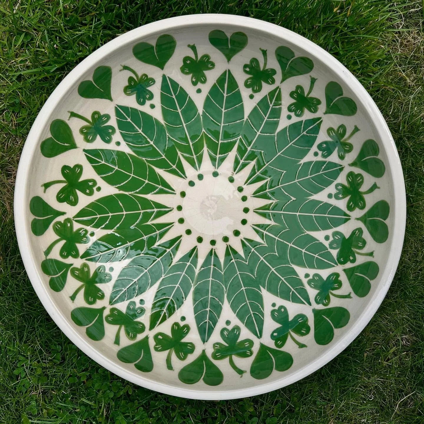 Green Days🌱
Large shallow bowl. 💚Loving the results of the green underglaze but not so much the three coat application to really pop the colour😵&zwj;💫
Just a couple more firings and I am ready for @pittenweemartsfestival @bistrodory #pittenweemar