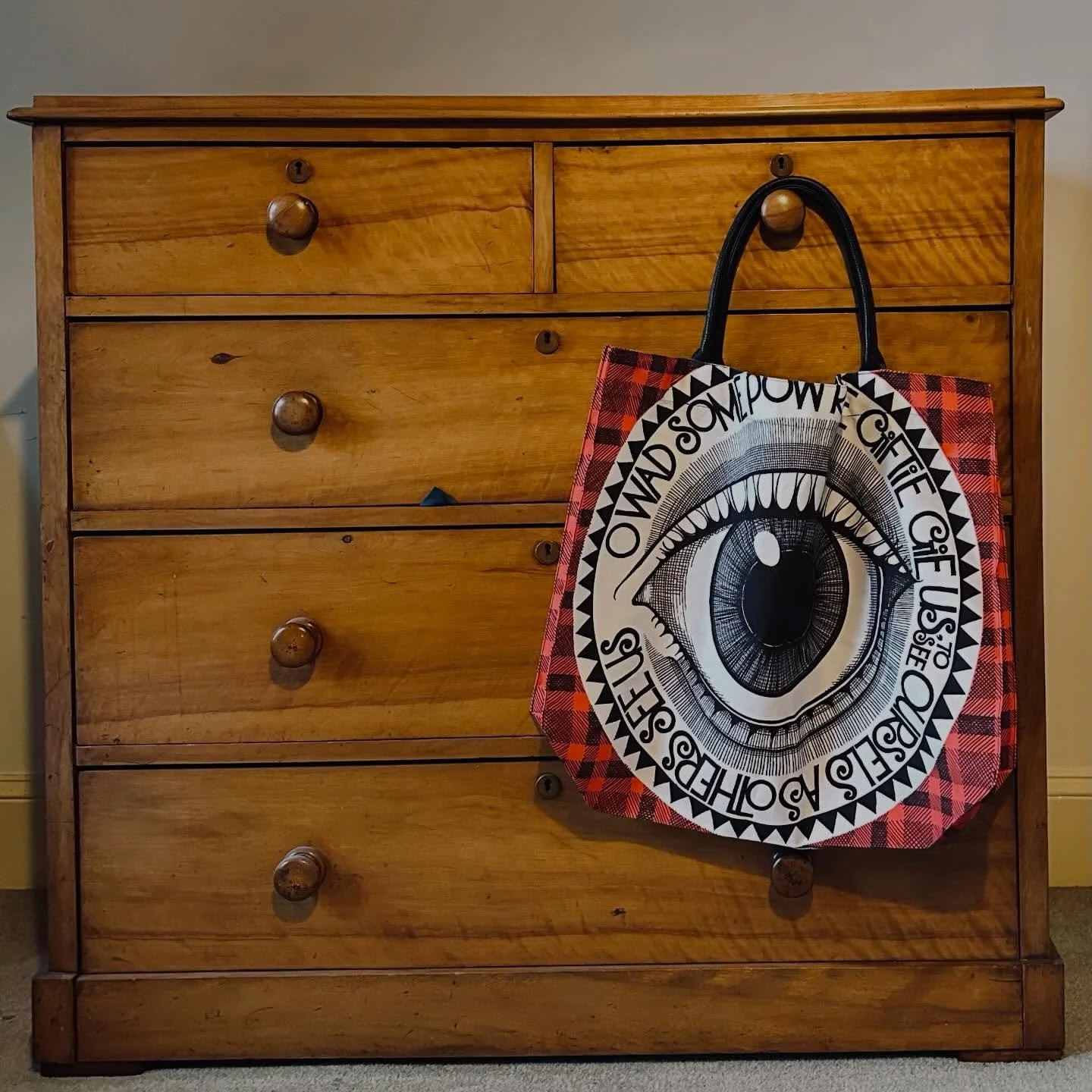 To the bard🥃🏴󠁧󠁢󠁳󠁣󠁴󠁿
Fair fa&rsquo; your honest, sonsie face,
Great Chieftain o&rsquo; the Puddin-race!
Aboon them a&rsquo; ye tak your place,
Painch, tripe, or thairm:
Weel are ye wordy of a grace
As lang &lsquo;s my arm.

Happy Birthday Rabb