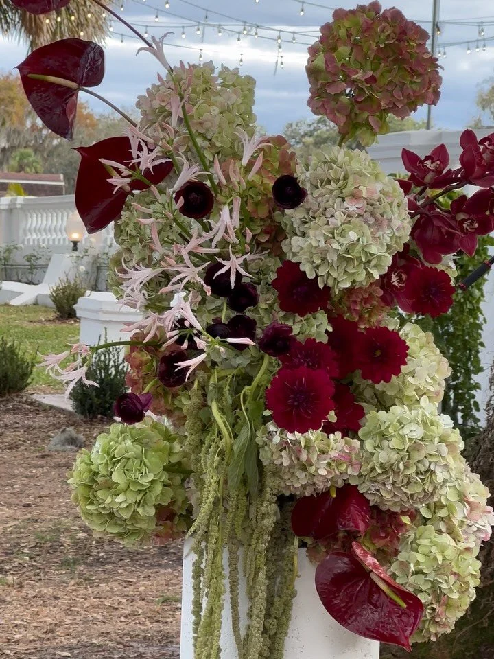 the larger ceremony piece from E + E 🦢

venue | @bellacosaweddings 
planner | @priscillaroseevents 
photographer | @marycainphoto 
videographer | @photographybybenandkadin 
bride | @emilypadeskymalka