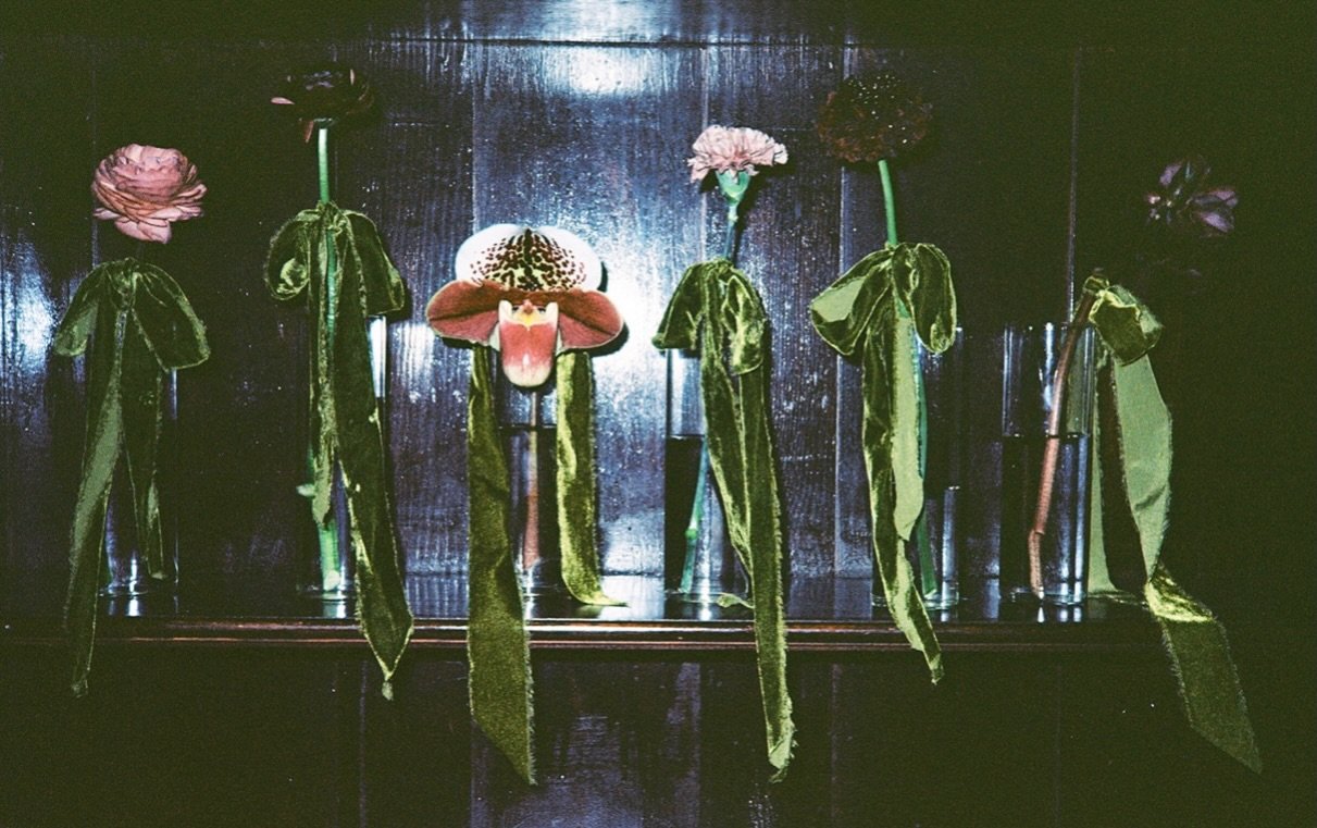 single stem maids ❤️&zwj;🔥

venue | @bellacosaweddings 
planner | @priscillaroseevents 
florals | @flwrfina 
photographer | @marycainphoto 
videographer | @photographybybenandkadin 
dj | @curate_entertainment 
catering | @tabletop.catering 
hair | @