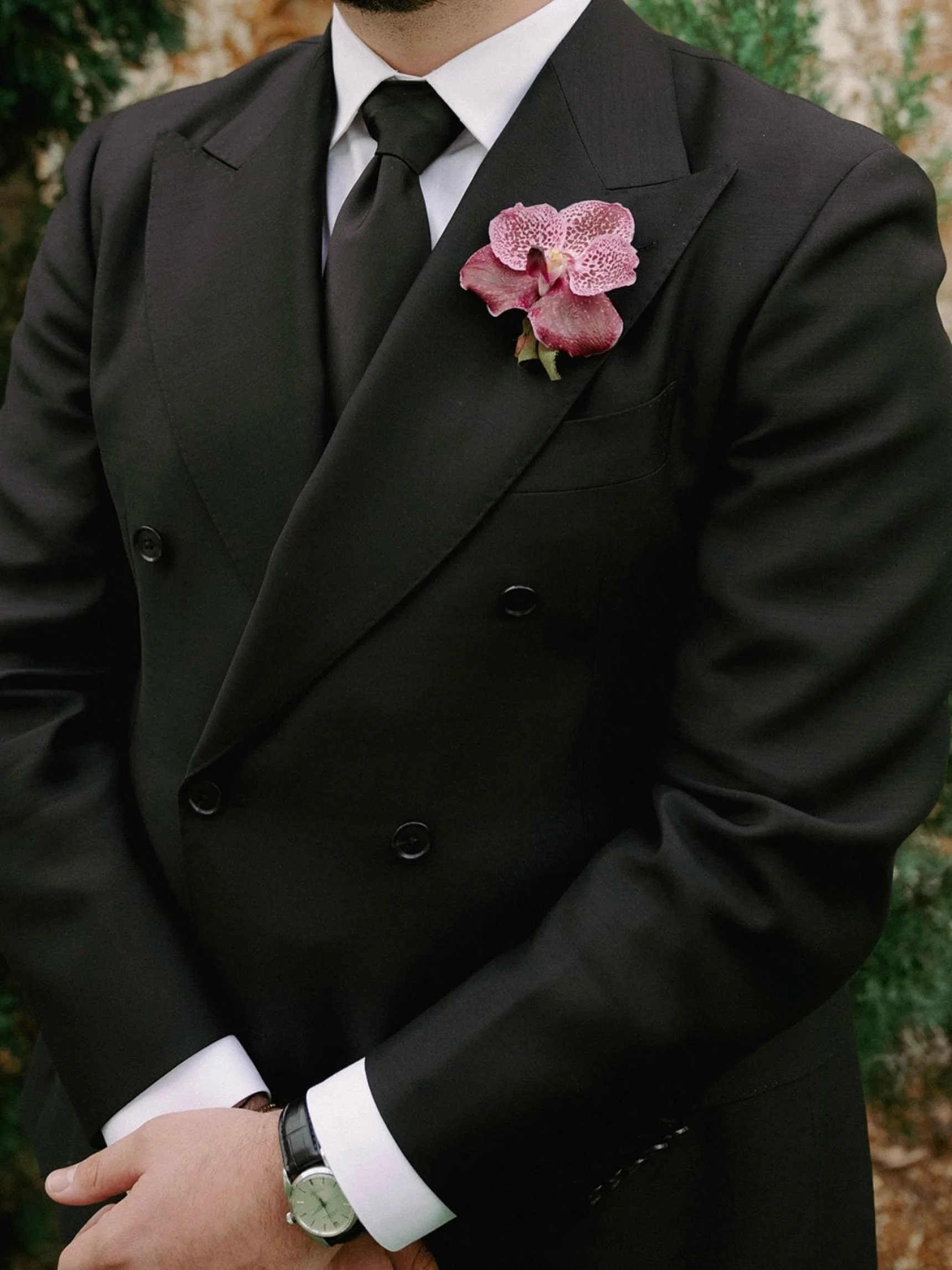 a moment for a statement vanda bout for the groom 🤵🏻

venue | @bellacosaweddings 
planner | @priscillaroseevents 
florals | @flwrfina 
photographer | @marycainphoto