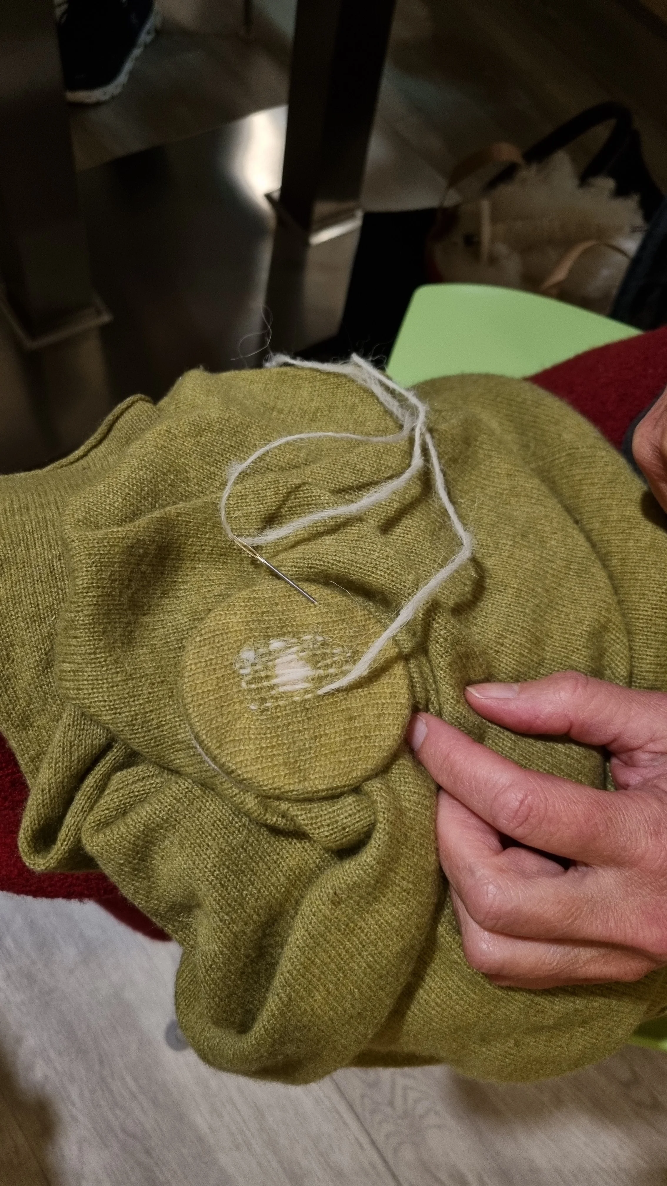 eine Reparatur mit handgesponnenem Garn