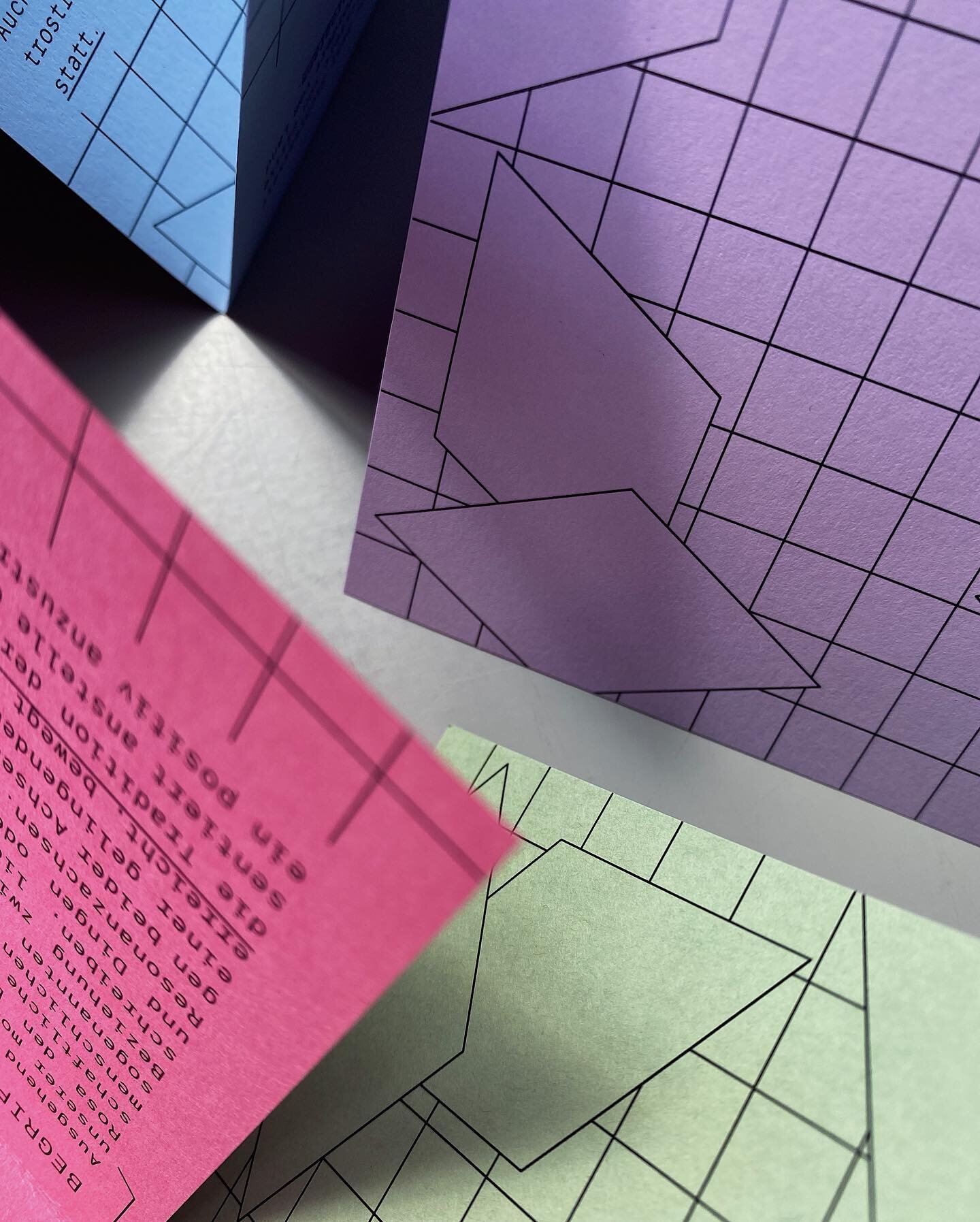Liebe diese Farbkombi. Und die Linien. Und das Projekt, an dem ich gerade arbeite. Bald mehr. 

___
#ichhassecliffhanger #ilovegraphicdesign #graphicdesign #paper #typography #colour #newprojectsoon