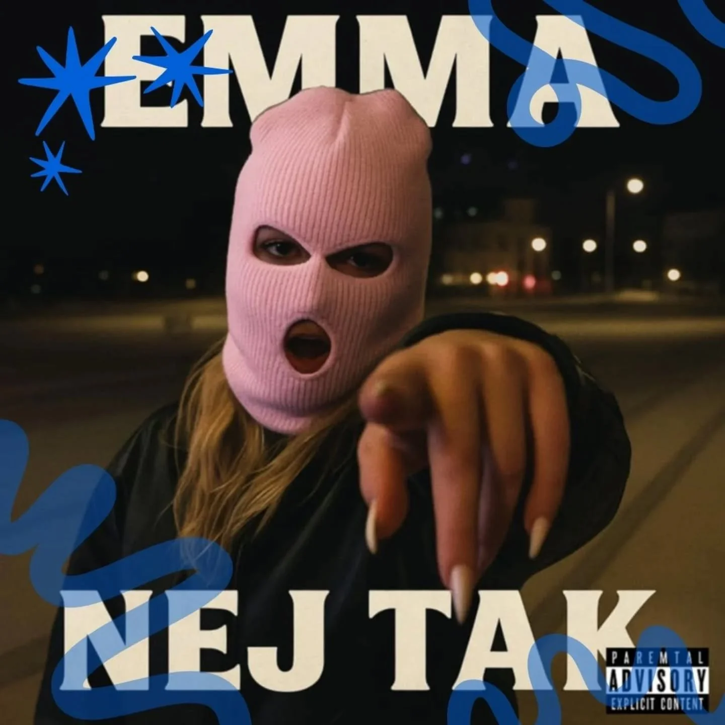 EmmaNEJTAK er rapper og sangskriver. Hun skriver &aelig;rligt om f&oslash;lelser, relationer og det, der kan v&aelig;re sv&aelig;rt at sige h&oslash;jt. Hun gl&aelig;der sig mega meget til at indtage scenen p&aring; R&Aring; festival!

Hun spiller p&