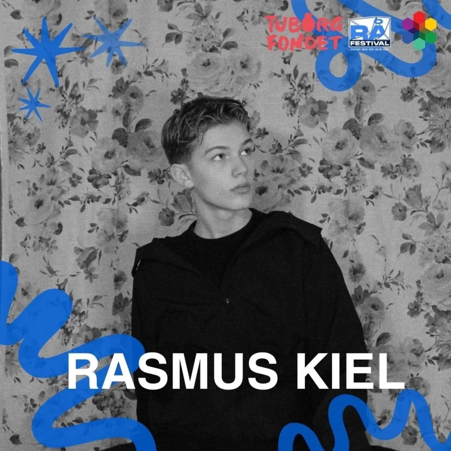 Hans navn er RASMUS KIEL. Han er en ung artist der med inspiration fra pop, R&amp;B, jazz og House skaber sin egen lyd! 
Sammen med hans Live band, skal de spille p&aring; R&aring; Festival, fordi "den st&aring;r for &aelig;gte musik, fed energi