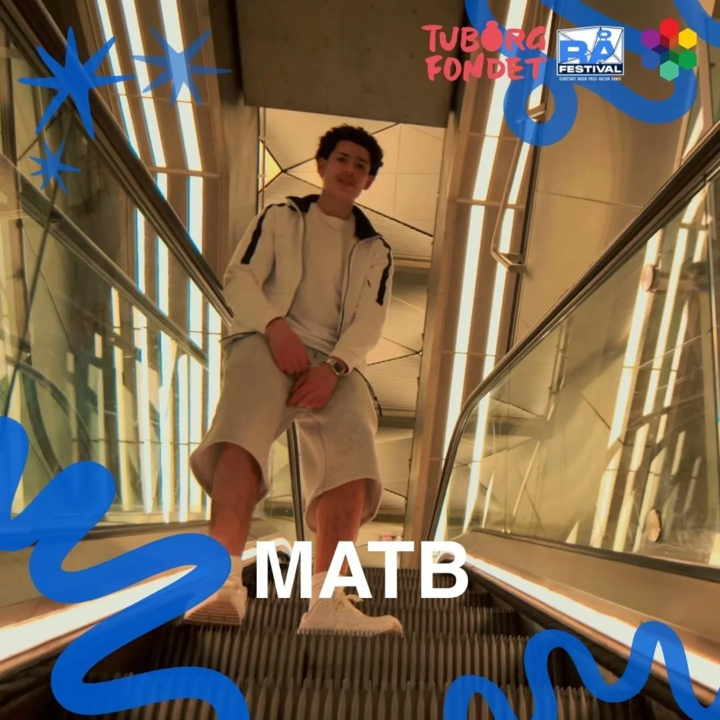 ISH&Oslash;J ALL STARS⭐️
MatB er en drevet og talentfuld 19-&aring;rig kunstner, der allerede har brugt &aring;r p&aring; at sk&aelig;rpe sit h&aring;ndv&aelig;rk i musikbranchen. Fokuseret og disciplineret har han arbejdet konsekvent p&aring; at udv