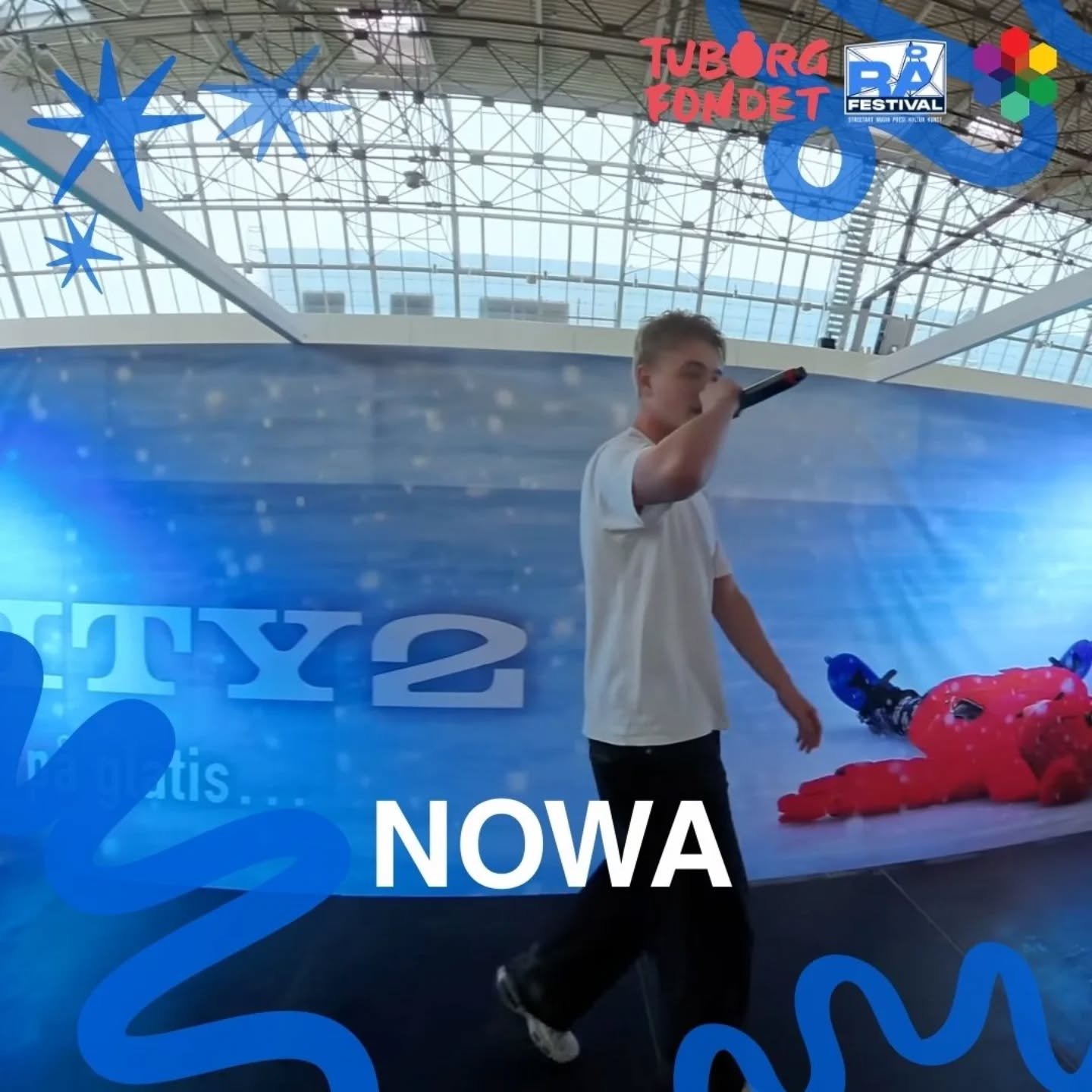 ISH&Oslash;J ALL STARS⭐️
NOWA, ogs&aring; kendt som Viktor Hansen, er en ambiti&oslash;s og alsidig ung kunstner fra Glostrup i Stork&oslash;benhavnsomr&aring;det. Viktor er vokset op i hovedstadsregionen og har altid v&aelig;ret aktiv og drevet, og 