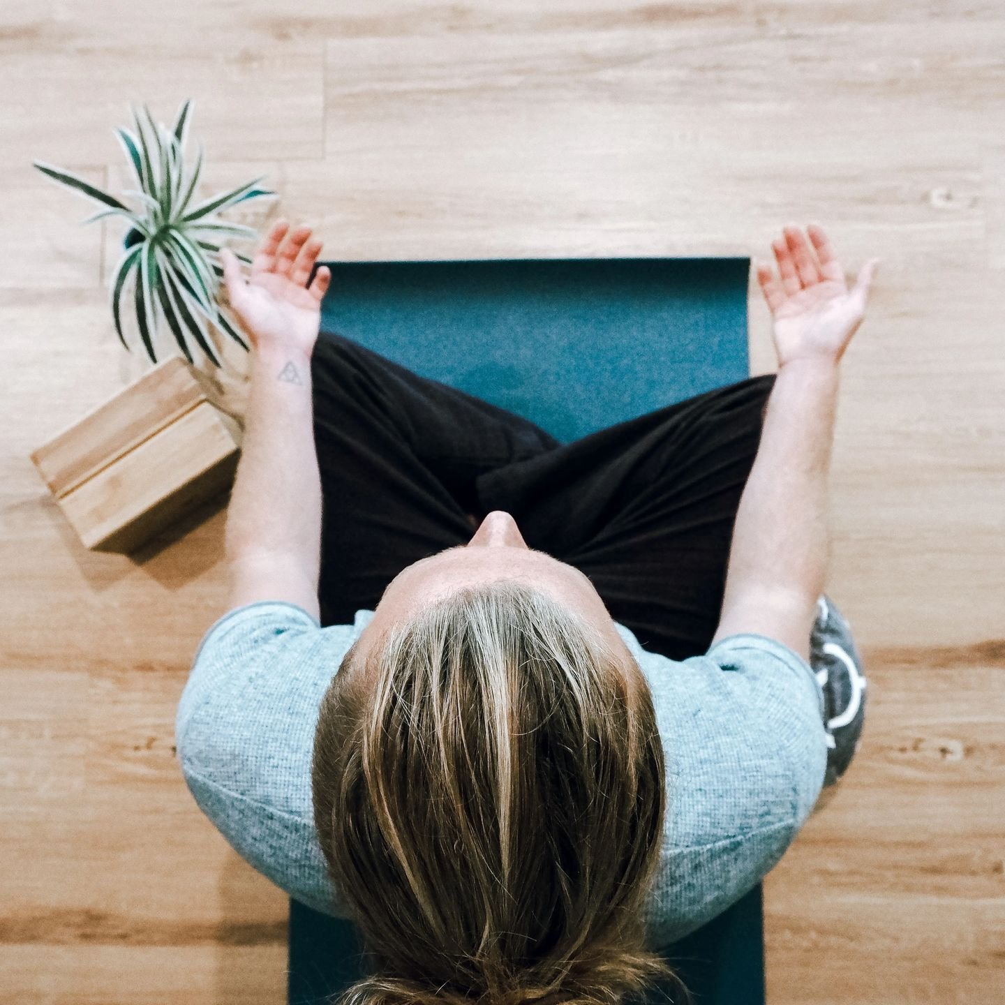 Trying to build a consistent home yoga practice? I've got you! 💪 
 
Here are my top 3 tips to help get you started: 
 
1️⃣ Choose a quiet corner, roll out your mat. 🧘&zwj;♂️ 
 
2️⃣ Set the mood, maybe light a candle or put on some of your favourite