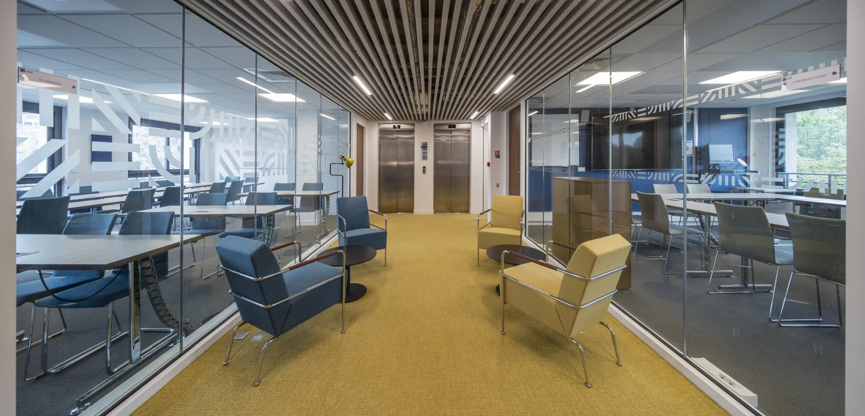 Persistent use of transparent walls allow on each level transversal views from front to back, from the water and trees of the Quai d’Orsay to the living green wall and Combes building on the courtyard side. Streamlined furniture and clean graphics re