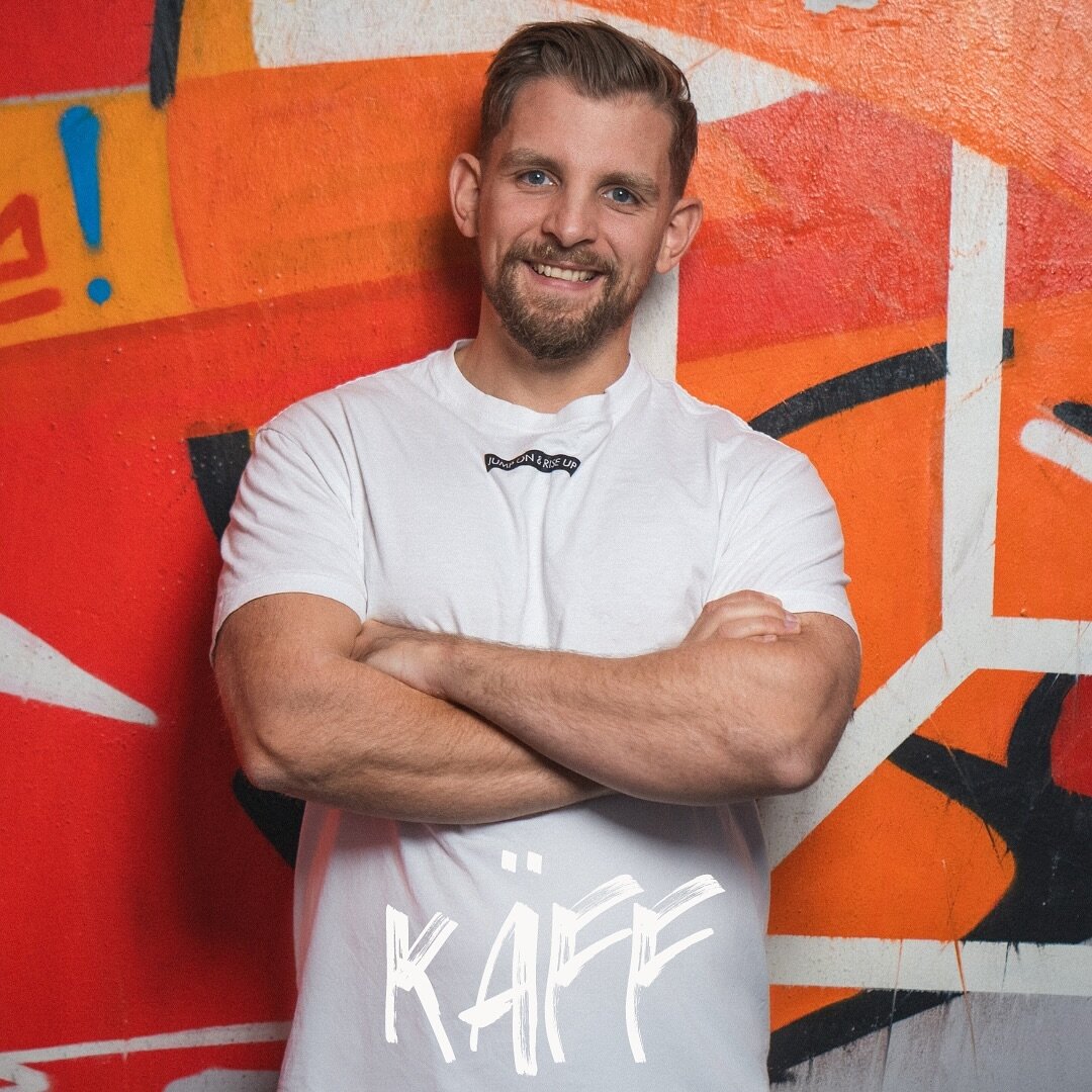 K&auml;ff - &bdquo;consistency is the key&ldquo; zieht er auf jeden fall durch

Diszipliniert und ehrgeizig, besonders wenn es um Weightlifting oder Handstands geht. Sein Motto: Jeder Schritt nach vorne, macht den Unterschied. 🏋️&zwj;♂️
Nach dem Wor