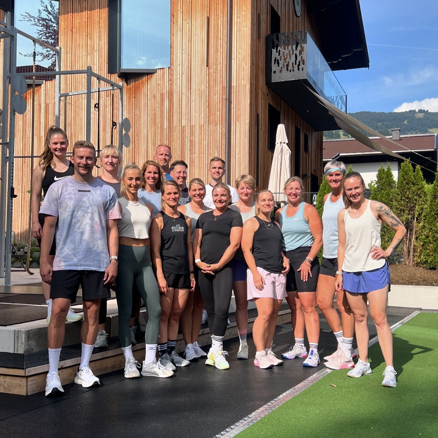 🌄✨ Unvergessliche 7 Tage in Saalbach! ✨🌄

Unser erstes Loft Trainingscamp in der Grand Pension Franziska war einfach der Hammer! 🚀💪 Wir hatten das Vergn&uuml;gen, 7 Tage mit 14 LOFTIS zu verbringen, die alle so hei&szlig; wie Frittenfett auf Spor