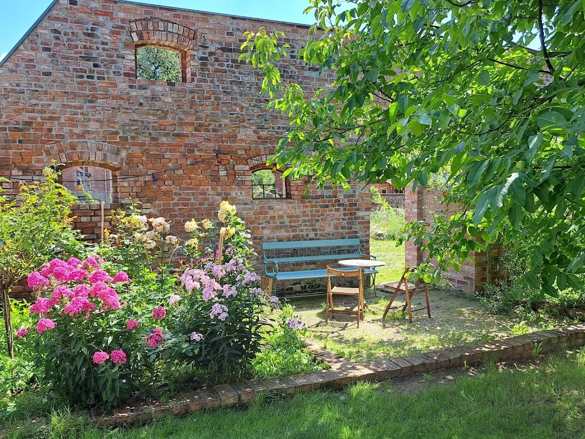 Sitzplatz im hinteren Garten.jpg